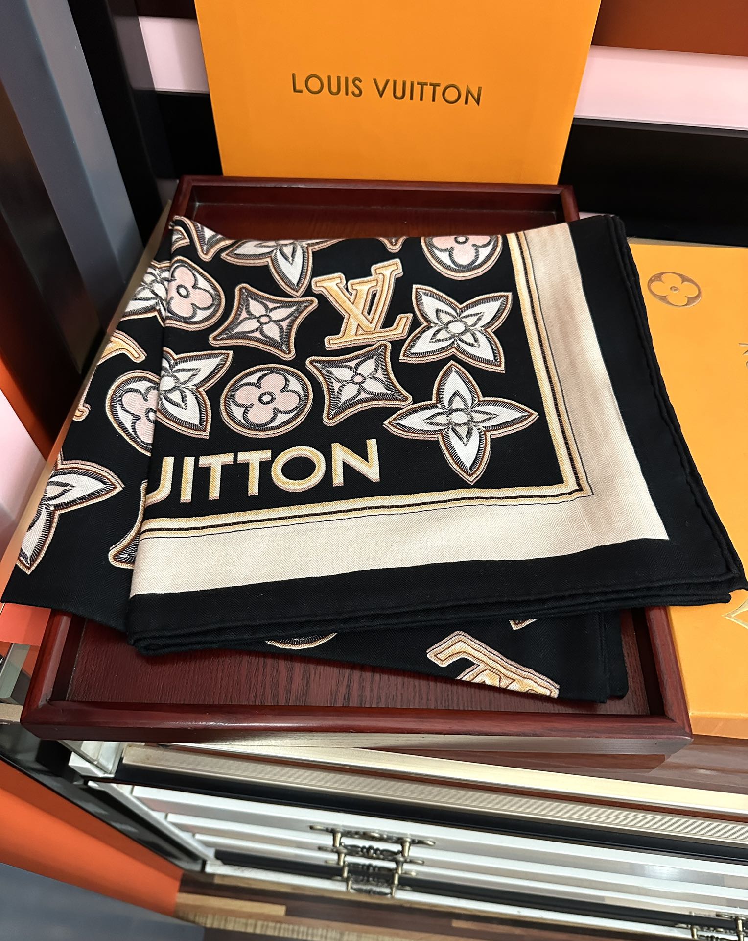 新款 ❤️LV 2026经典优雅[礼物]~气质到骨子里[色]新一季的面料超高级，真心超级柔软，丝丝顺滑[