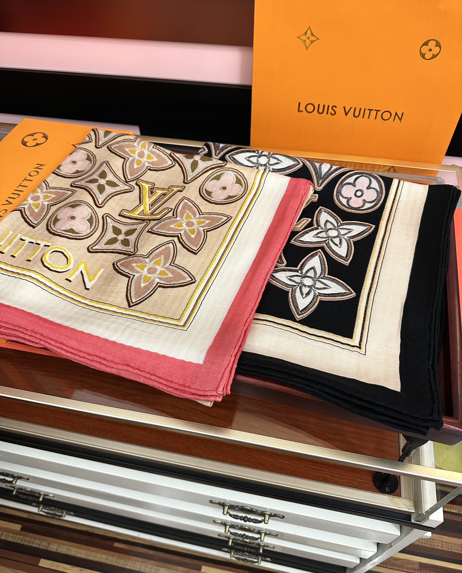 新款 ❤️LV 2026经典优雅[礼物]~气质到骨子里[色]新一季的面料超高级，真心超级柔软，丝丝顺滑[