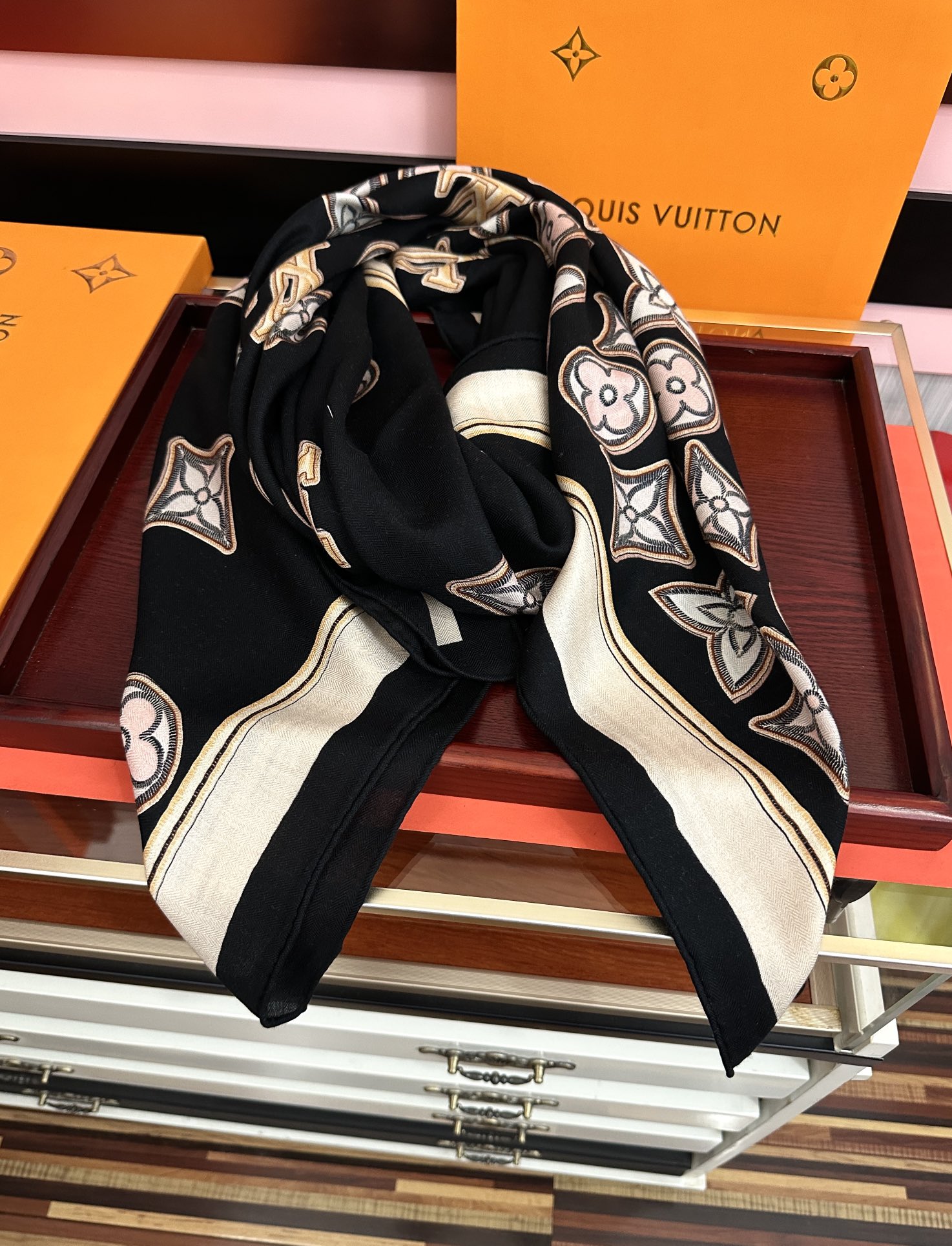 新款 ❤️LV 2026经典优雅[礼物]~气质到骨子里[色]新一季的面料超高级，真心超级柔软，丝丝顺滑[