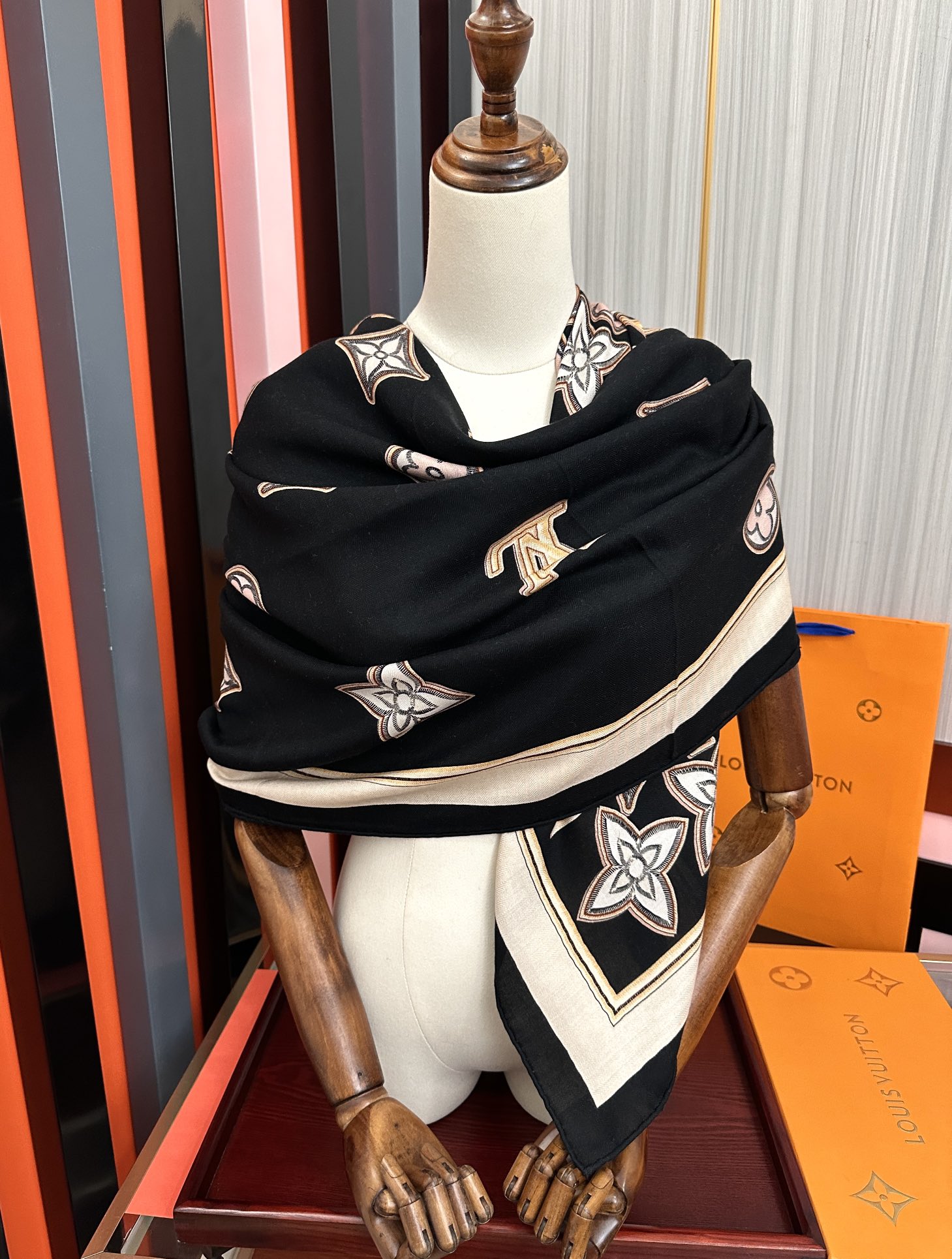 新款 ❤️LV 2026经典优雅[礼物]~气质到骨子里[色]新一季的面料超高级，真心超级柔软，丝丝顺滑[