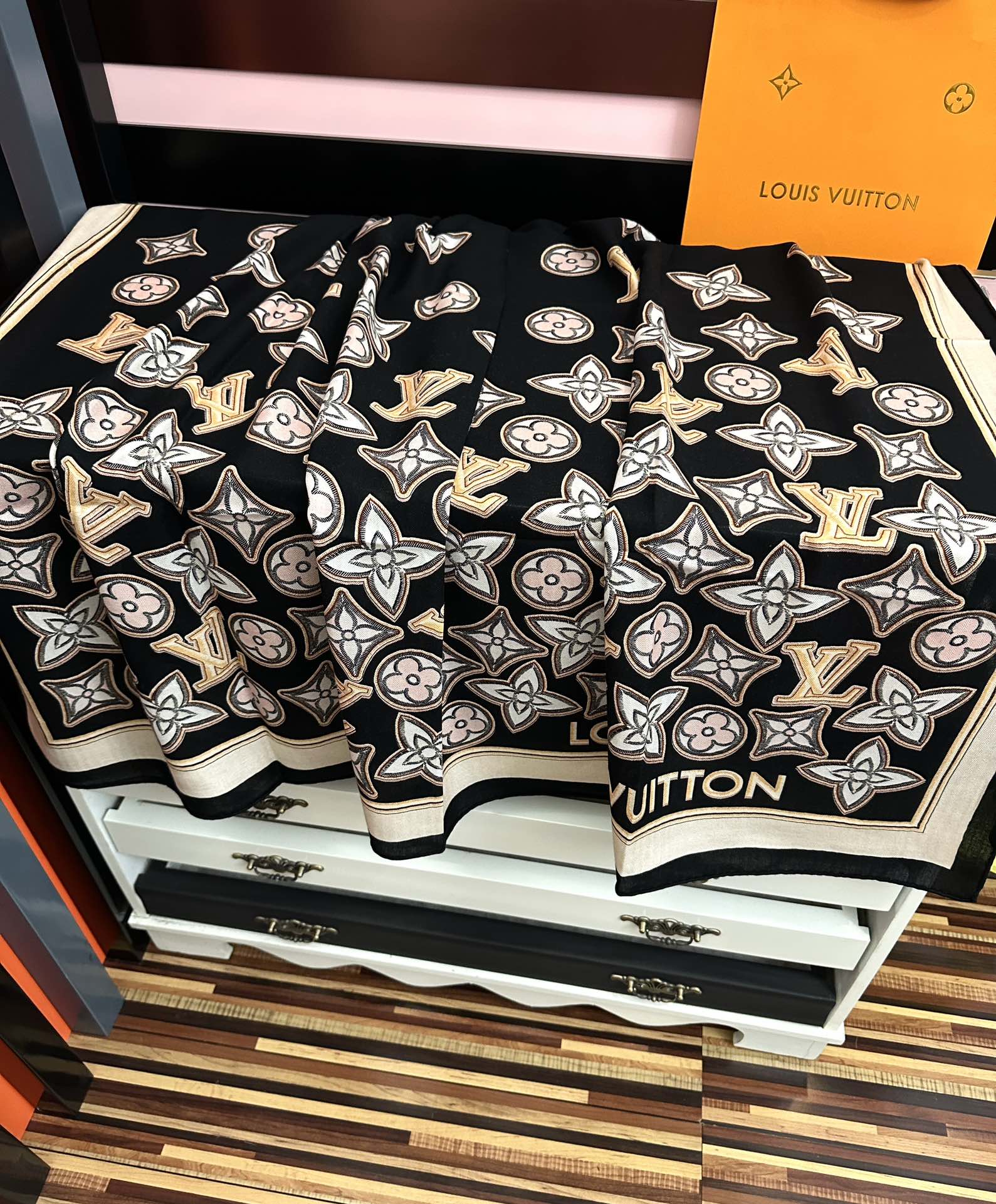 新款 ❤️LV 2026经典优雅[礼物]~气质到骨子里[色]新一季的面料超高级，真心超级柔软，丝丝顺滑[