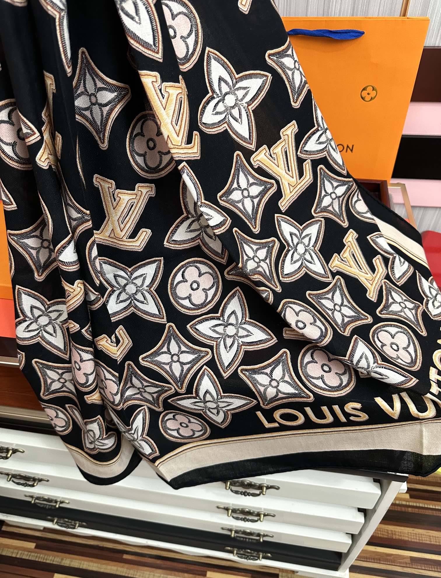 新款 ❤️LV 2026经典优雅[礼物]~气质到骨子里[色]新一季的面料超高级，真心超级柔软，丝丝顺滑[