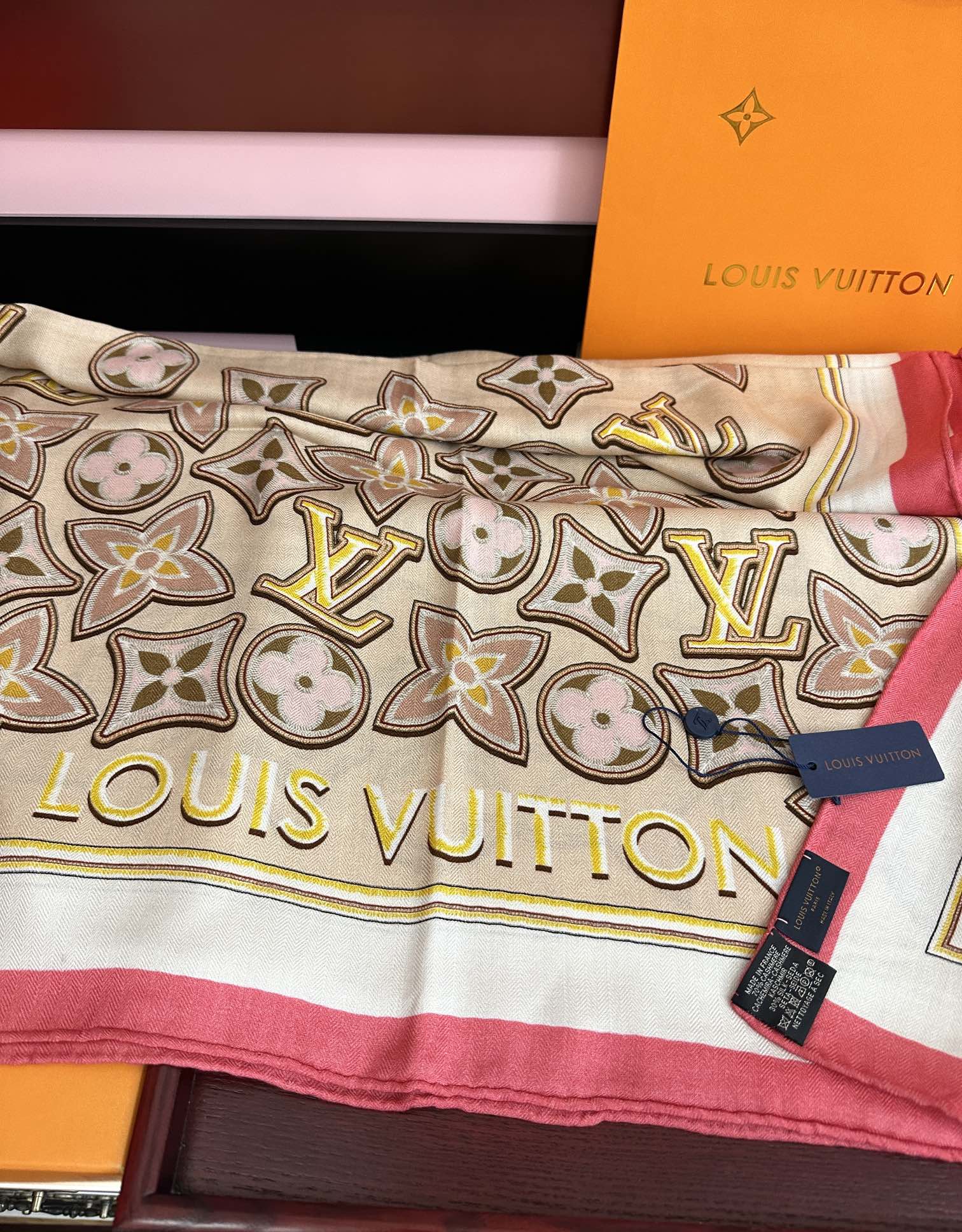 新款 ❤️LV 2026经典优雅[礼物]~气质到骨子里[色]新一季的面料超高级，真心超级柔软，丝丝顺滑[