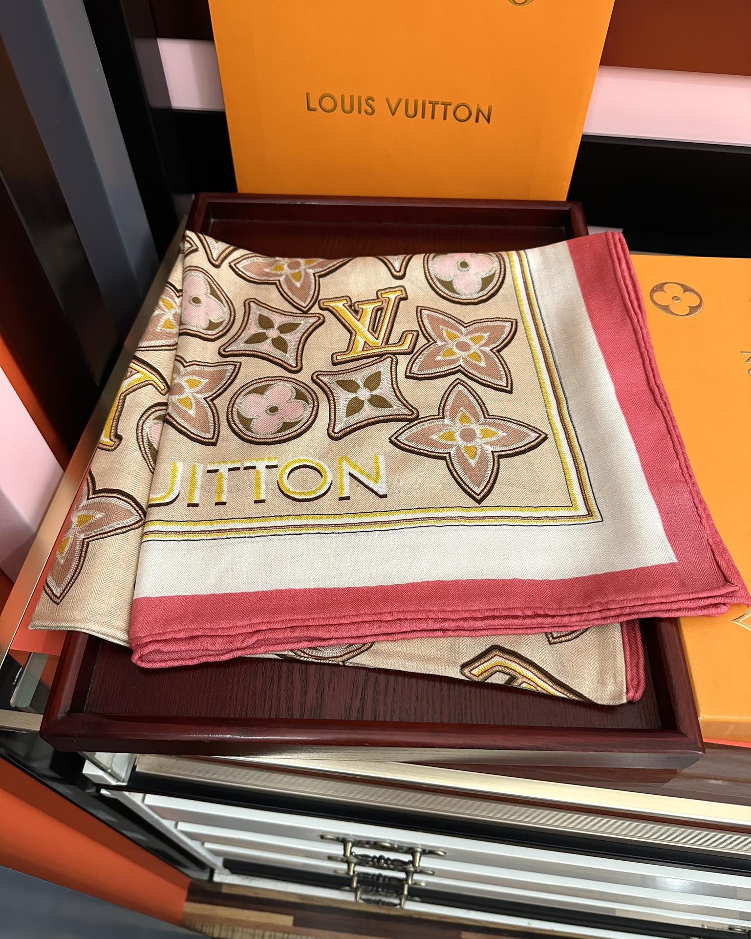 新款 ❤️LV 2026经典优雅[礼物]~气质到骨子里[色]新一季的面料超高级，真心超级柔软，丝丝顺滑[