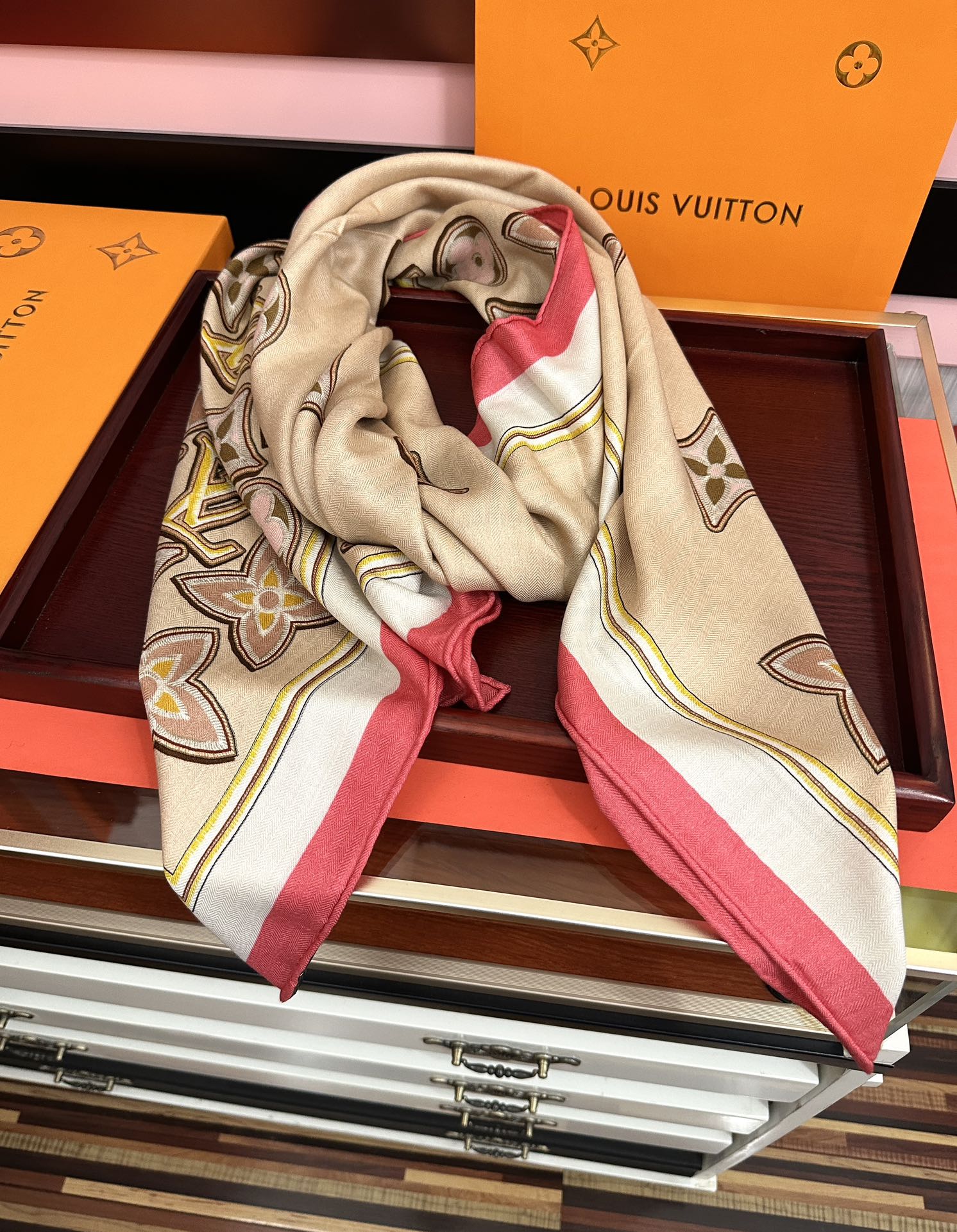 新款 ❤️LV 2026经典优雅[礼物]~气质到骨子里[色]新一季的面料超高级，真心超级柔软，丝丝顺滑[