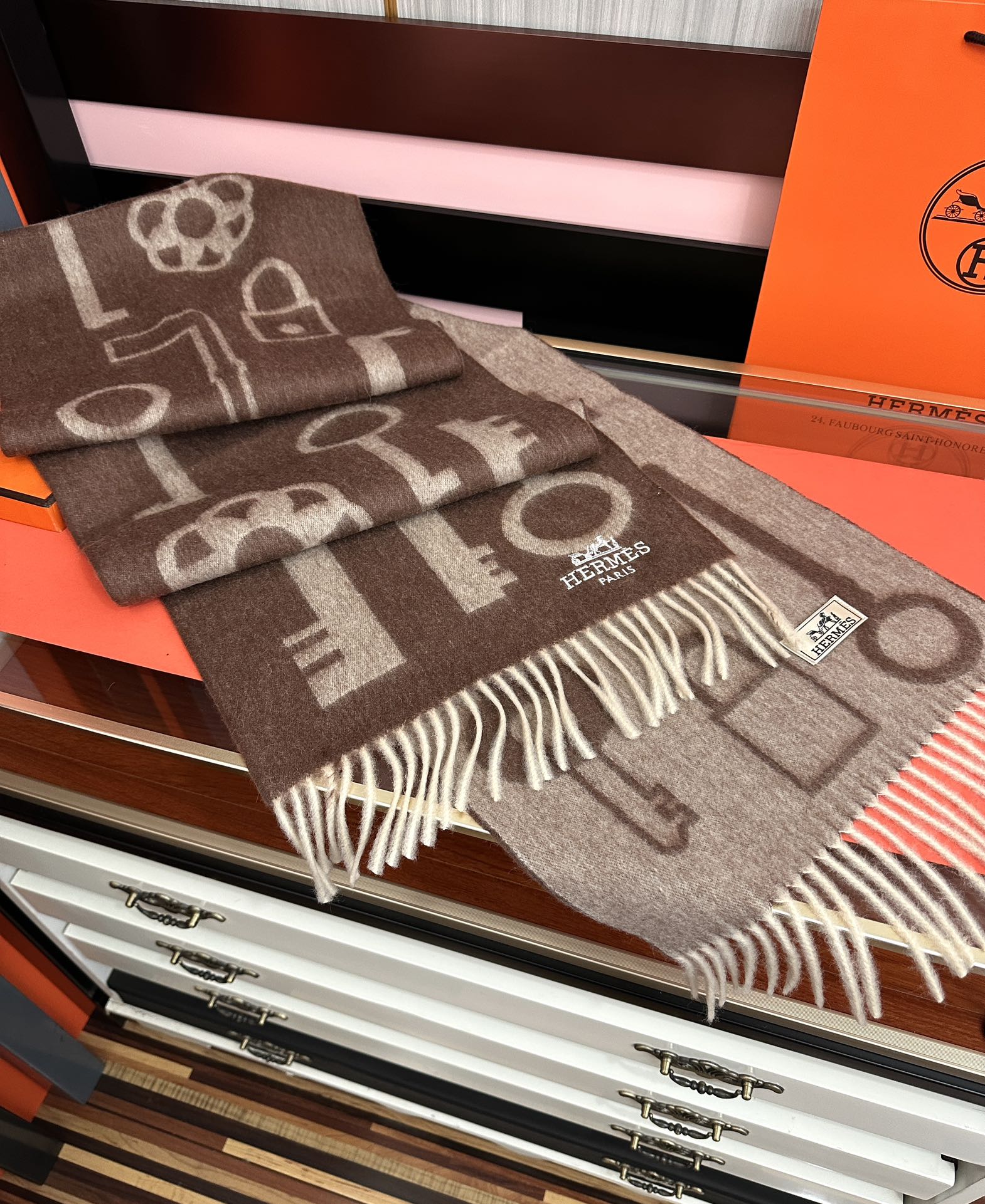 上新。H家爱马仕 最爆款采用内蒙古羊绒 🎉男女士情侣款👫围巾‼️太美了😎让人耳目一新的感觉[色][色][