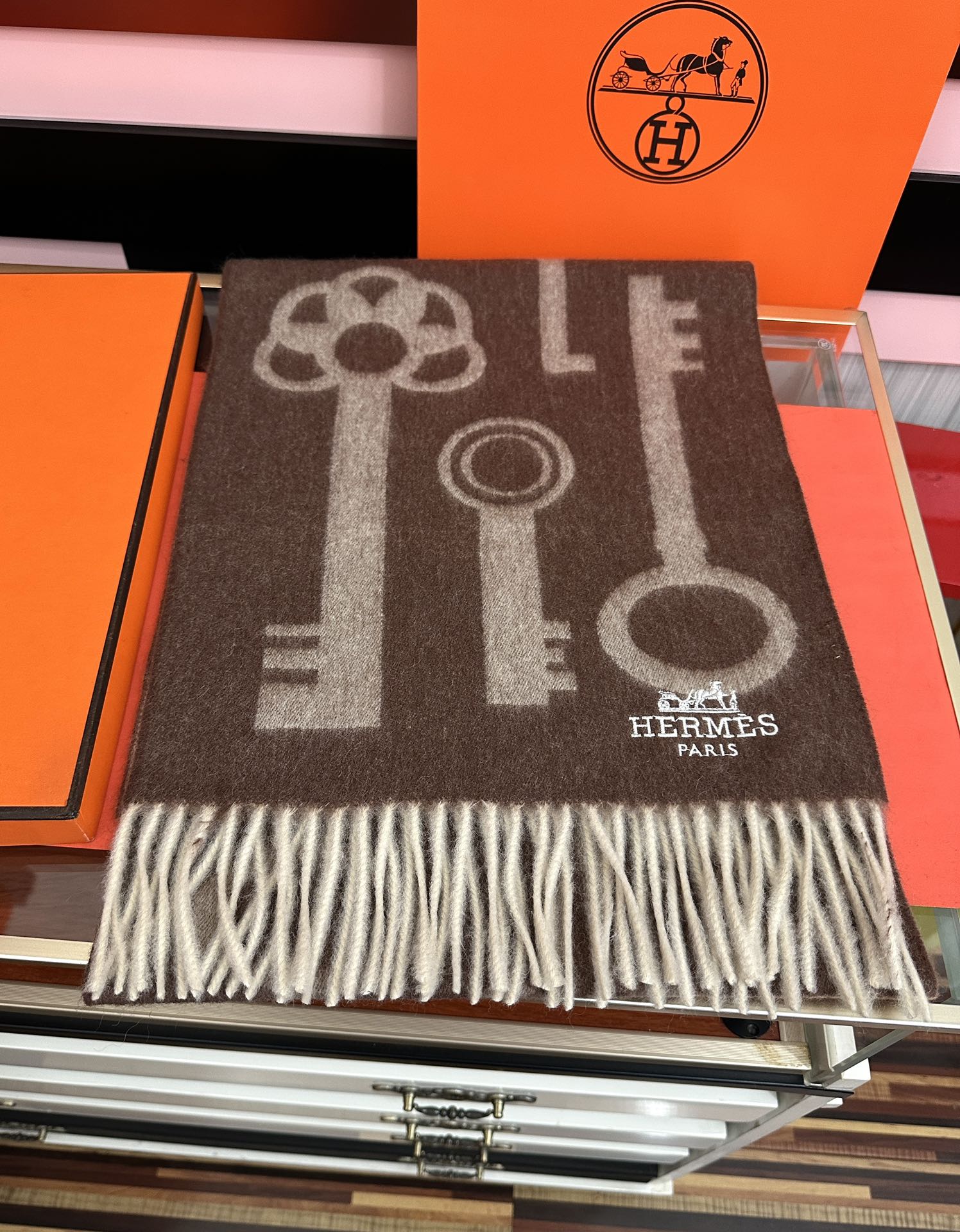 上新。H家爱马仕 最爆款采用内蒙古羊绒 🎉男女士情侣款👫围巾‼️太美了😎让人耳目一新的感觉[色][色][