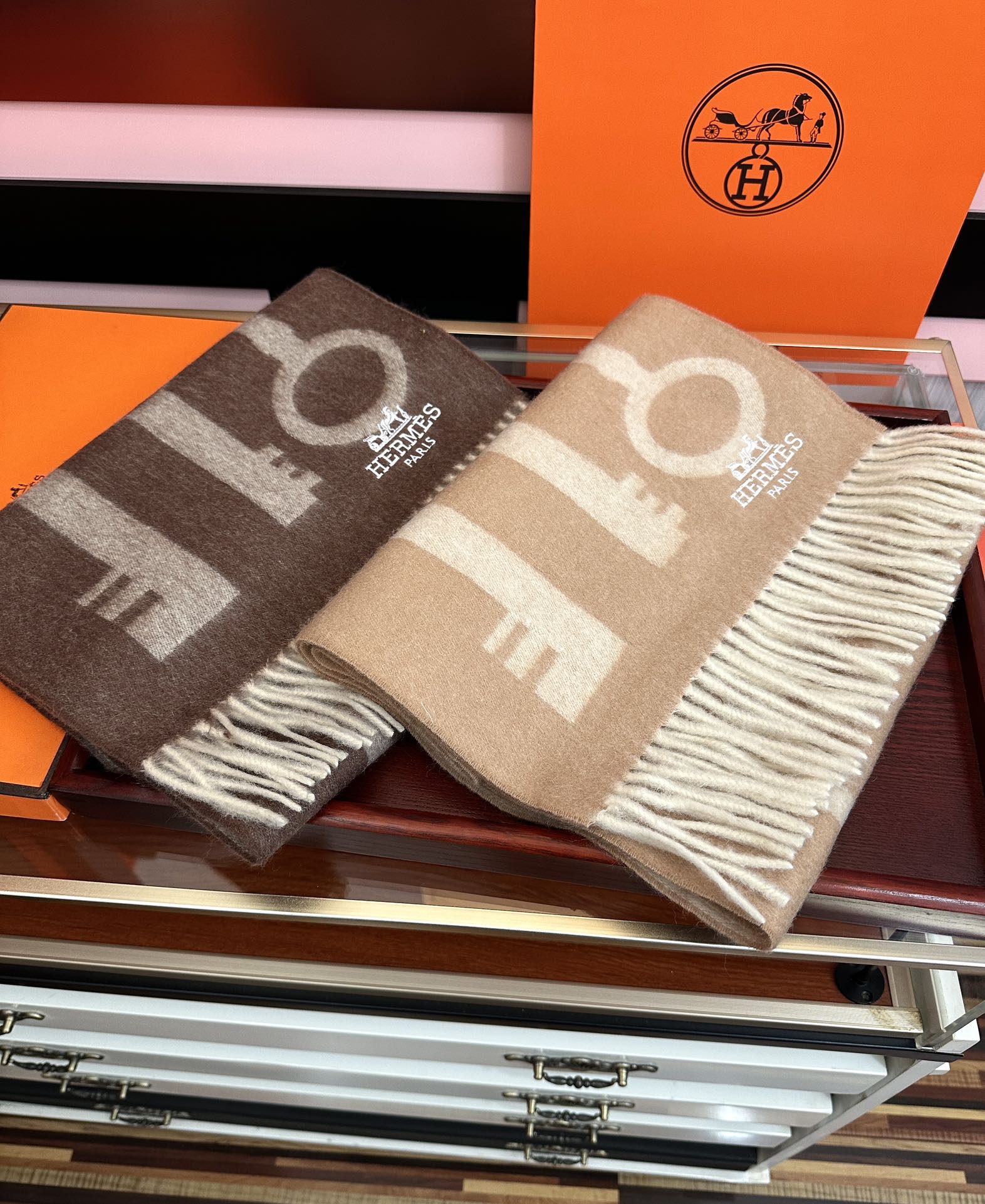 上新。H家爱马仕 最爆款采用内蒙古羊绒 🎉男女士情侣款👫围巾‼️太美了😎让人耳目一新的感觉[色][色][