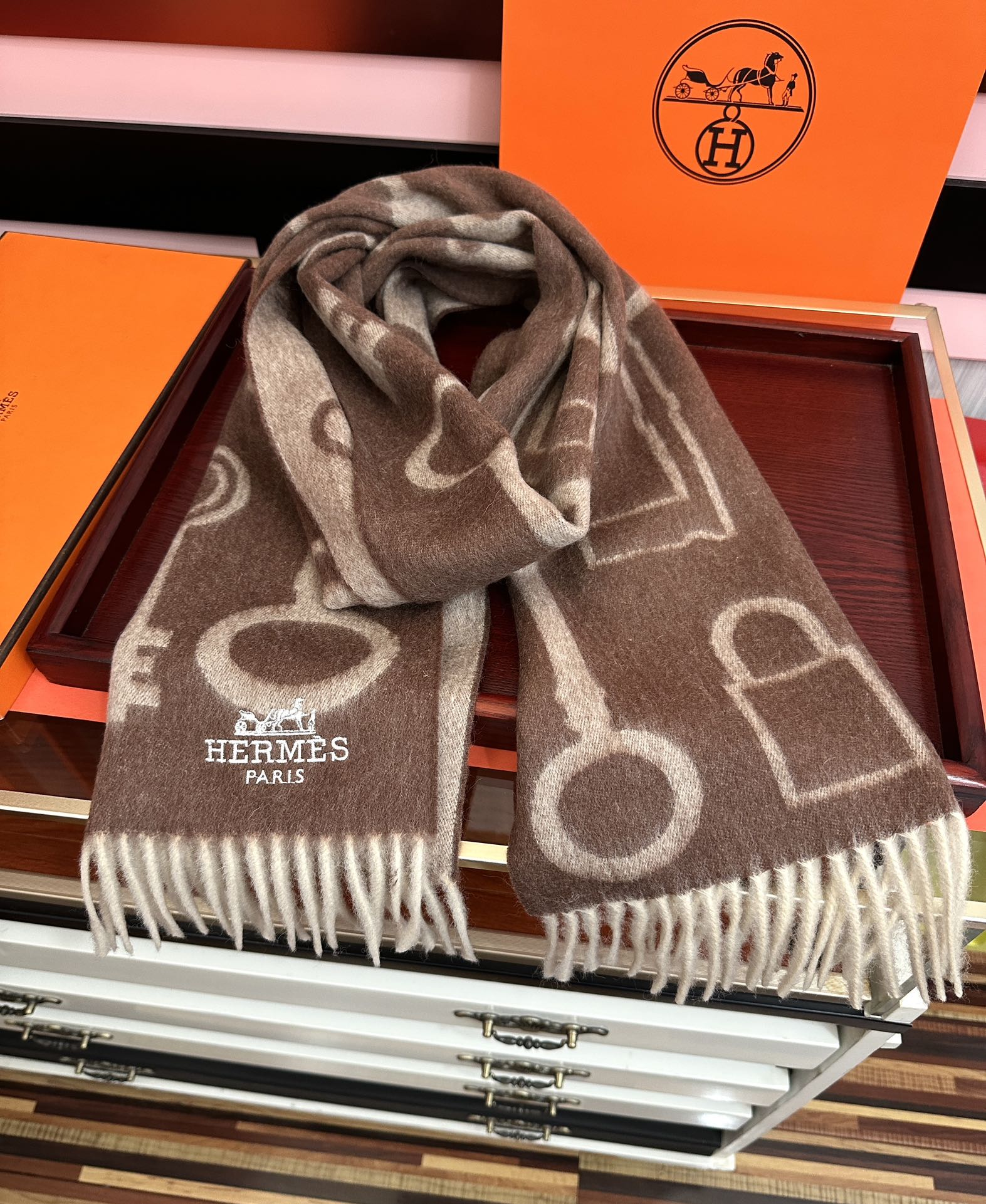 上新。H家爱马仕 最爆款采用内蒙古羊绒 🎉男女士情侣款👫围巾‼️太美了😎让人耳目一新的感觉[色][色][