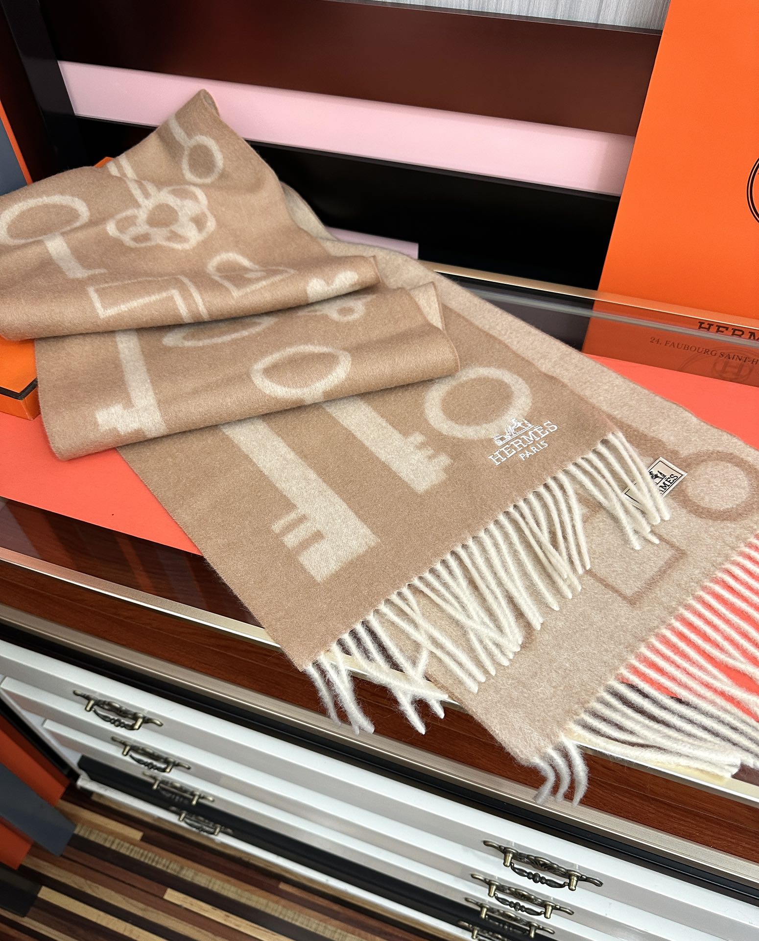 上新。H家爱马仕 最爆款采用内蒙古羊绒 🎉男女士情侣款👫围巾‼️太美了😎让人耳目一新的感觉[色][色][