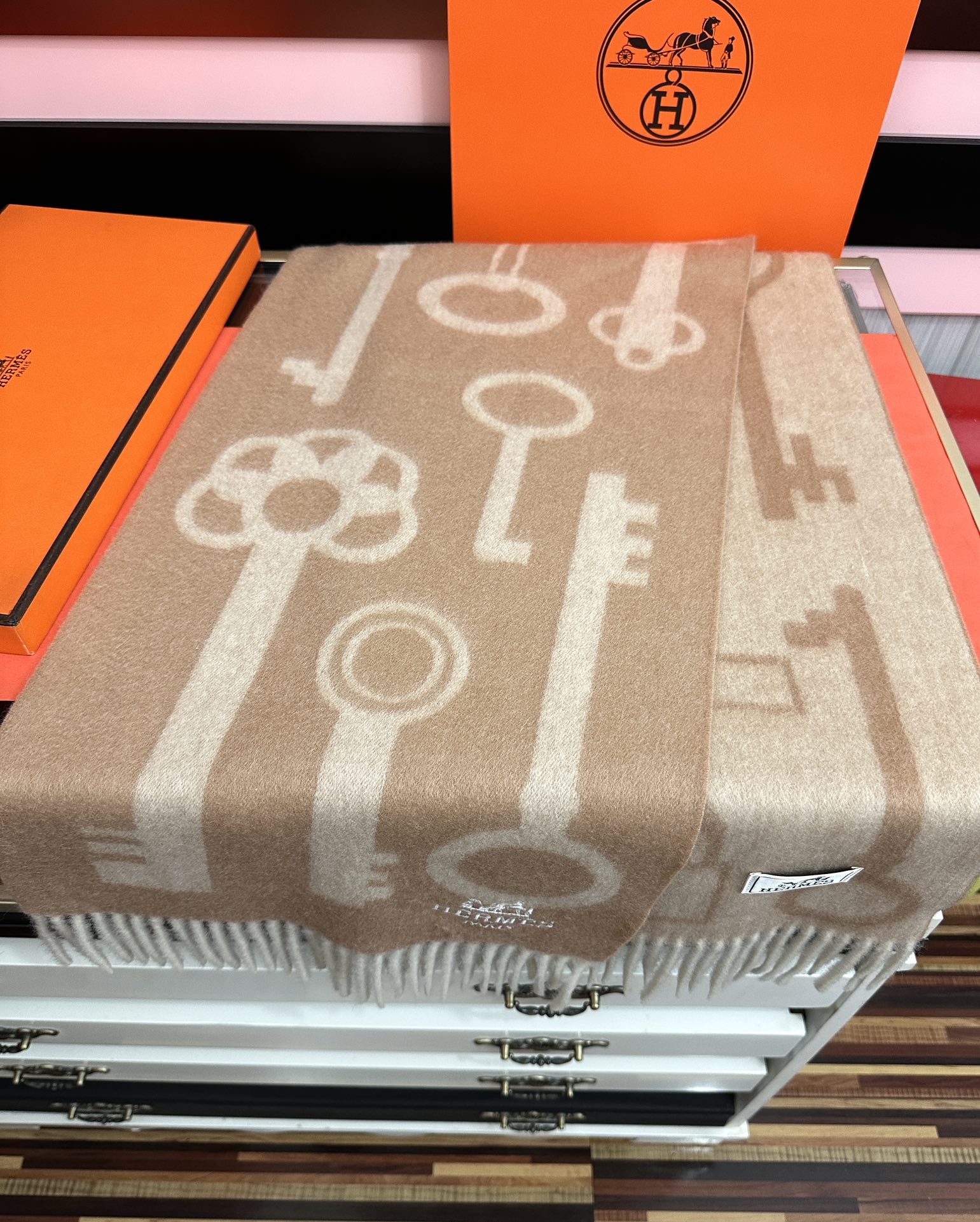 上新。H家爱马仕 最爆款采用内蒙古羊绒 🎉男女士情侣款👫围巾‼️太美了😎让人耳目一新的感觉[色][色][