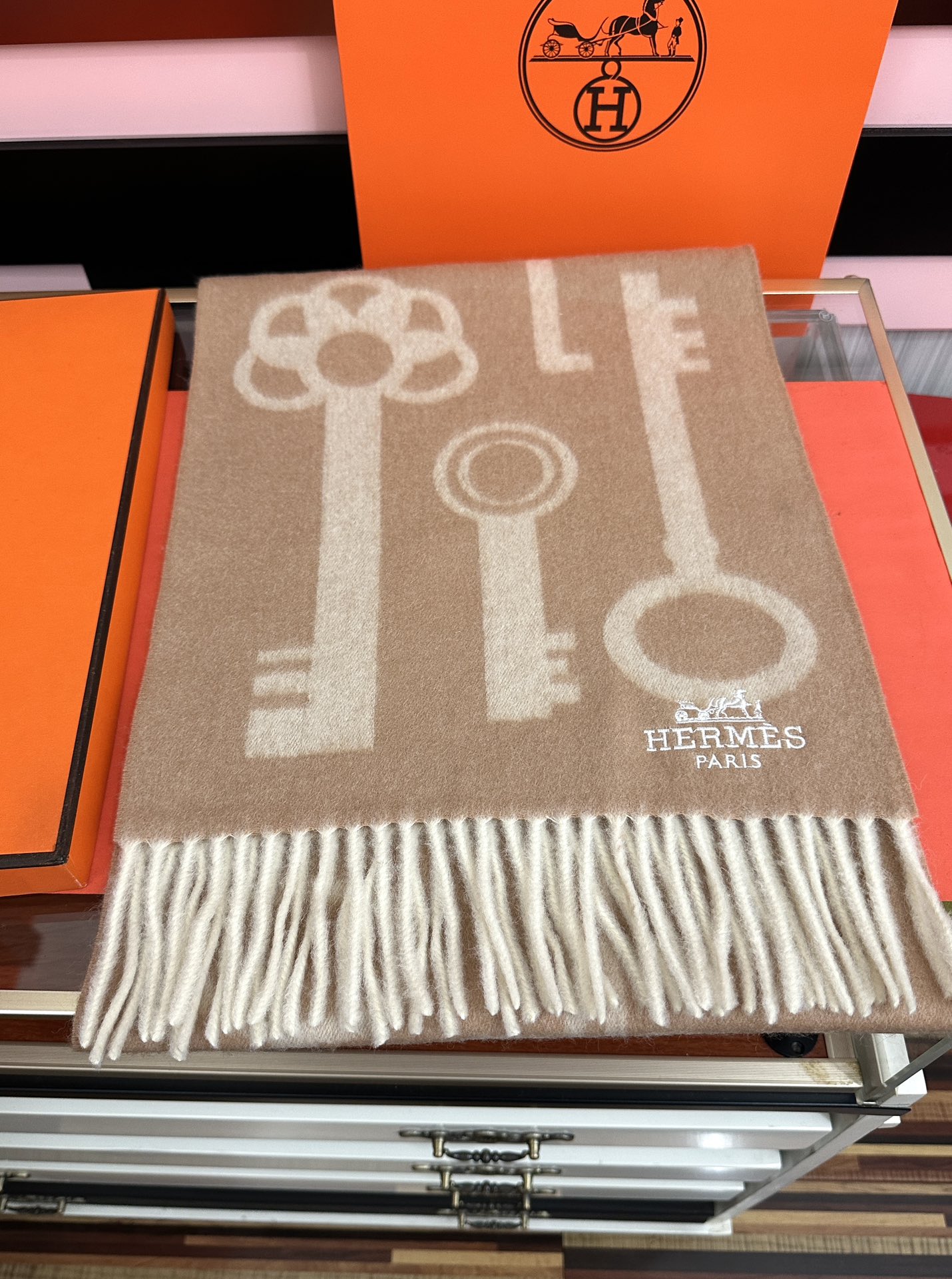 上新。H家爱马仕 最爆款采用内蒙古羊绒 🎉男女士情侣款👫围巾‼️太美了😎让人耳目一新的感觉[色][色][