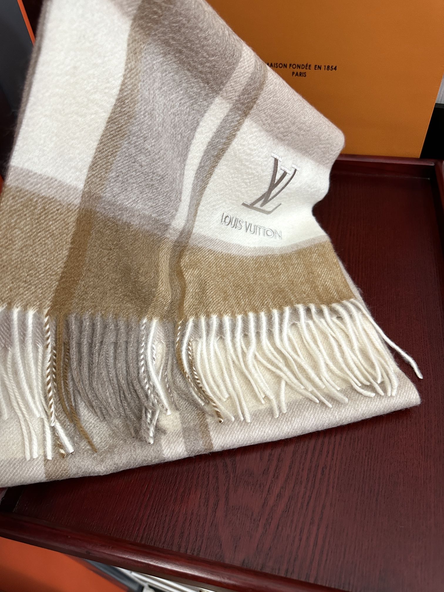 上新。2011 吧宝利 最爆款【采用内蒙古山羊绒】🎉男女士情侣款👫围巾‼️太美了😎让人耳目一新的感觉[色