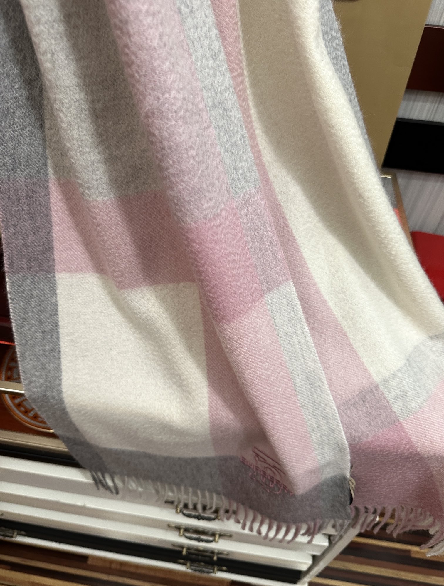 新款。85%山羊绒 2026 巴宝莉采用内蒙古顶级山羊绒，最新款男女通用情侣款👫重磅推荐💥 经典的格子，