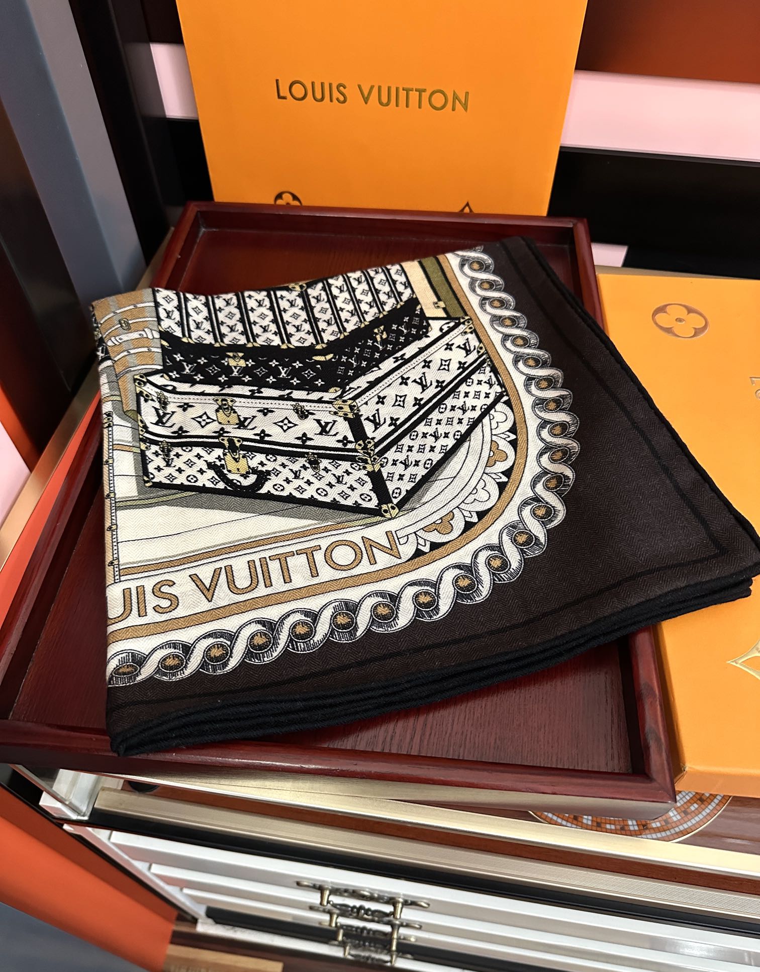 ❤️LV 【双面同色】经典优雅[礼物]~气质到骨子里[色]新一季的面料超高级，真心超级柔软，丝丝顺滑[太