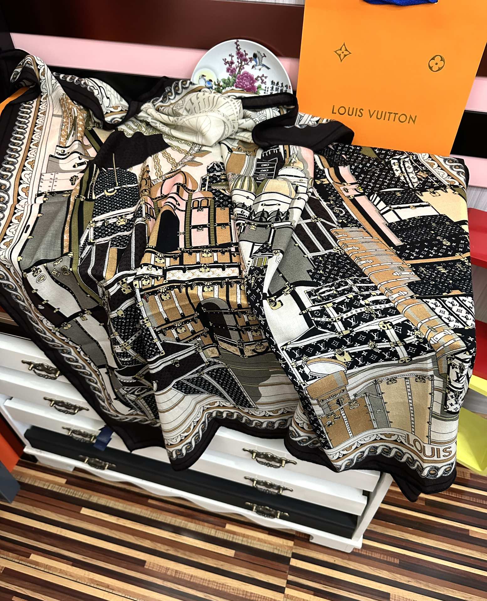 ❤️LV 【双面同色】经典优雅[礼物]~气质到骨子里[色]新一季的面料超高级，真心超级柔软，丝丝顺滑[太