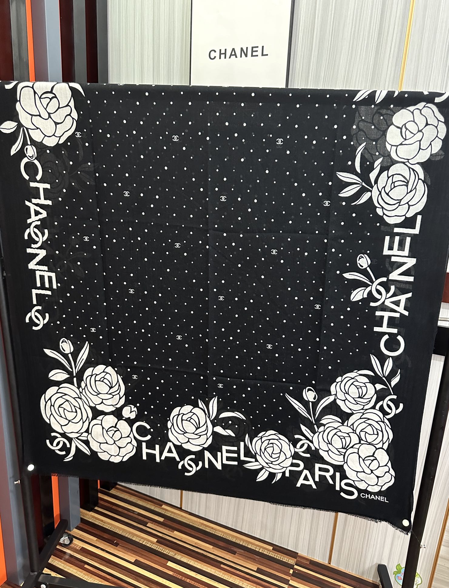 。小香，2026最新款👍【山茶花字母印花】😘💍实物真心美 🎀披肩配以印花💓💃🏻无论设计喷绘都是非常到位☀