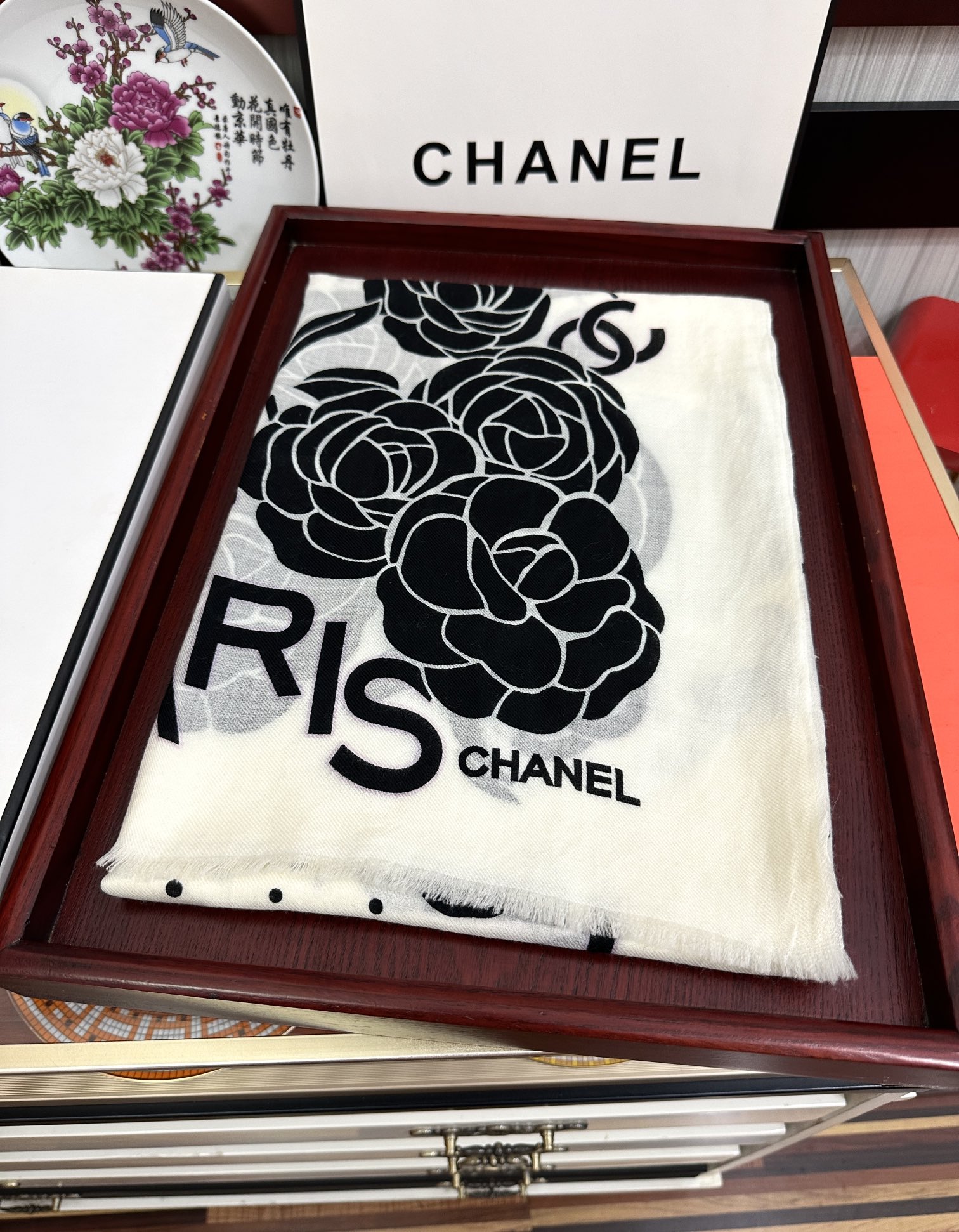 。小香，2026最新款👍【山茶花字母印花】😘💍实物真心美 🎀披肩配以印花💓💃🏻无论设计喷绘都是非常到位☀