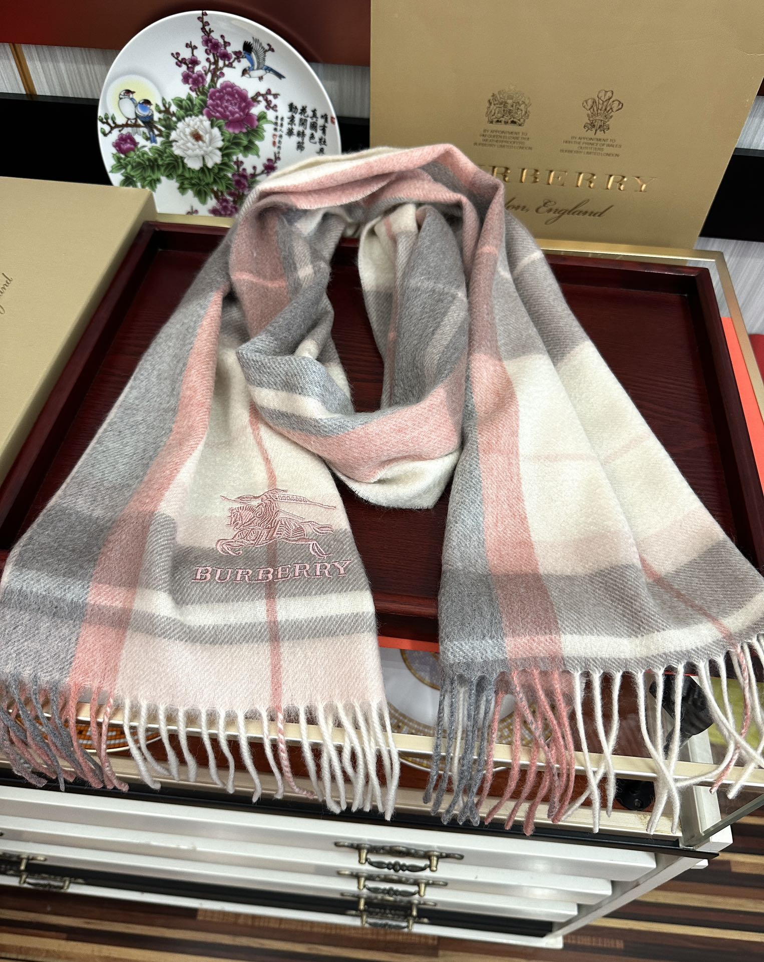 。85%山羊绒 2026巴宝【刺绣战马】采用内蒙古顶级山羊绒，最新款男女通用情侣款👫重磅推荐💥 经典的格