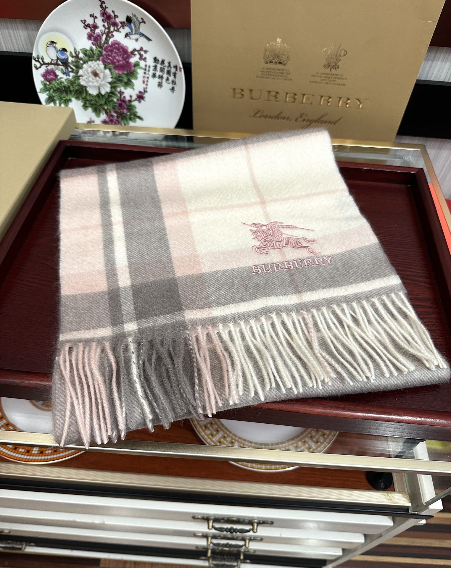 。85%山羊绒 2026巴宝【刺绣战马】采用内蒙古顶级山羊绒，最新款男女通用情侣款👫重磅推荐💥 经典的格