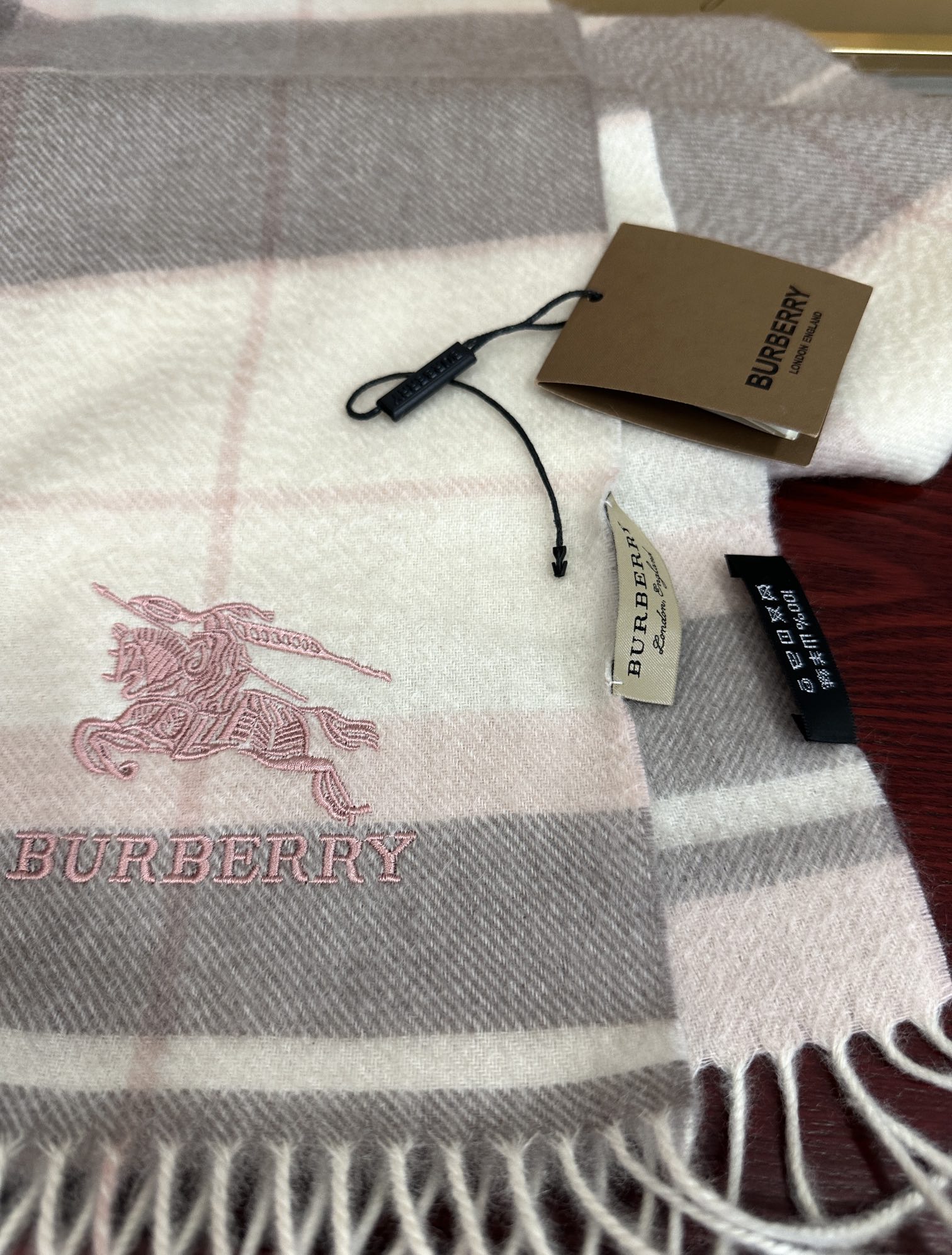 。85%山羊绒 2026巴宝【刺绣战马】采用内蒙古顶级山羊绒，最新款男女通用情侣款👫重磅推荐💥 经典的格