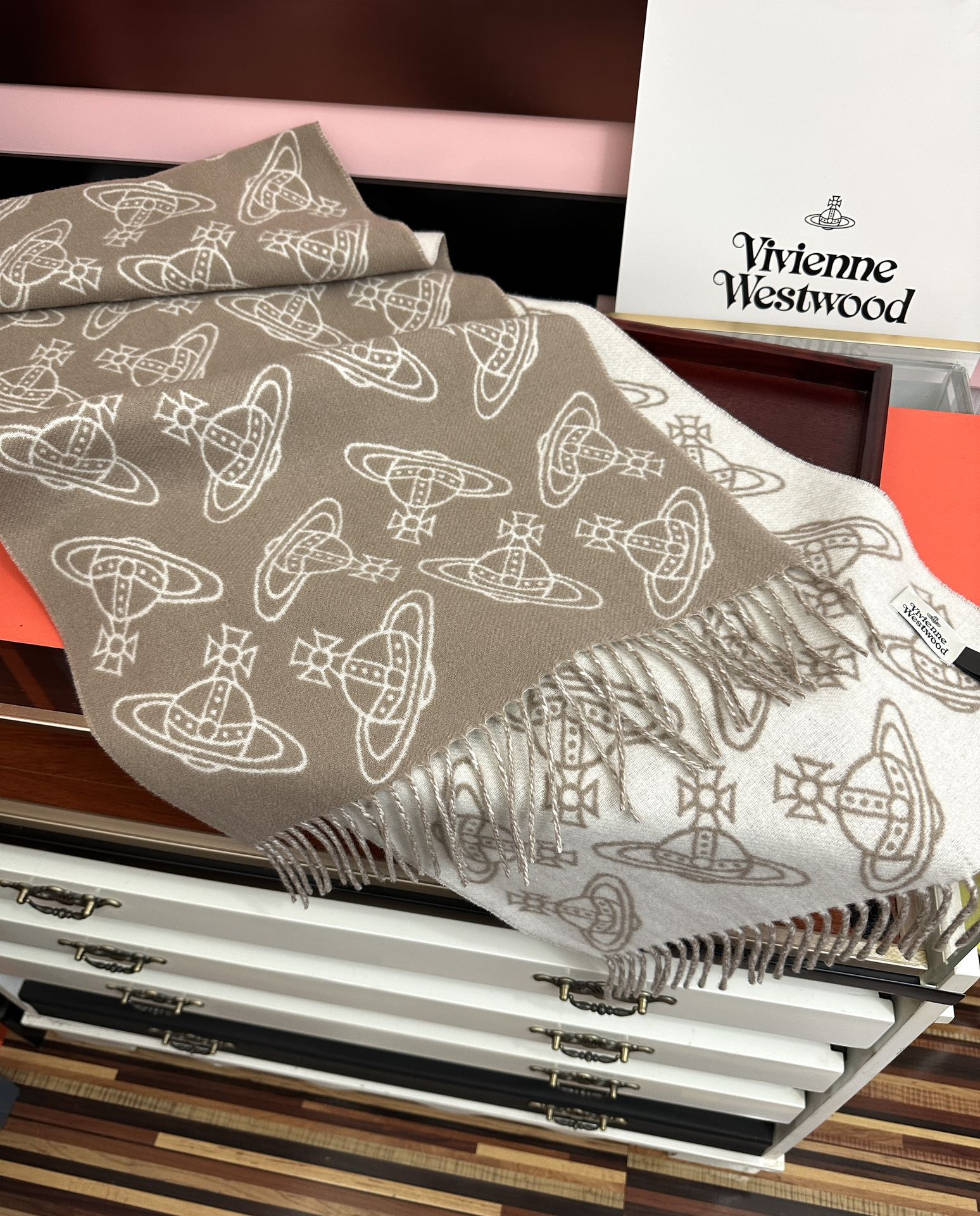 。新款“西太后Vivienne Westwood”最爱的土星从精神上[得意]才是最能代表英国人的时尚品牌