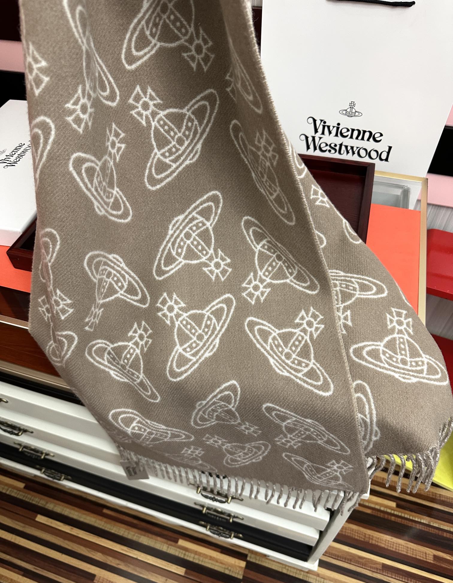 。新款“西太后Vivienne Westwood”最爱的土星从精神上[得意]才是最能代表英国人的时尚品牌