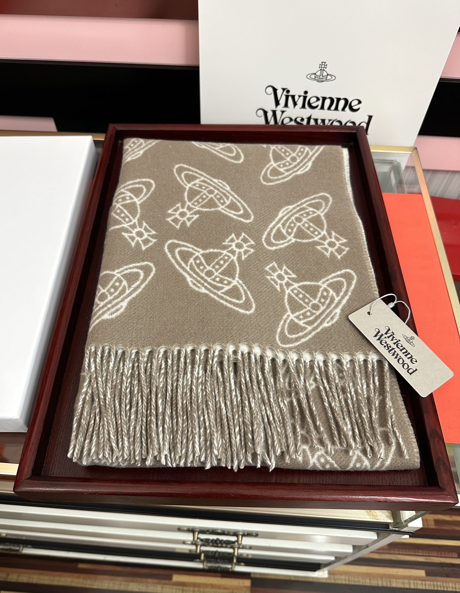 。新款“西太后Vivienne Westwood”最爱的土星从精神上[得意]才是最能代表英国人的时尚品牌