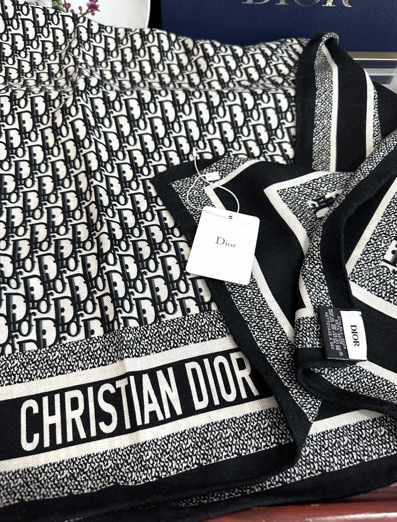 Dior 2051双面同色【D字母】太美了 下手一定要快 四季都可以用 真心美的让人非常非上身效果简直美翻了 品质非常完美 整个围巾给人气场的同时又非常 秀丽 绝对值得入手的新款 实物一拿到就会庆幸自己是女人的绝美好货 尺寸：65x185