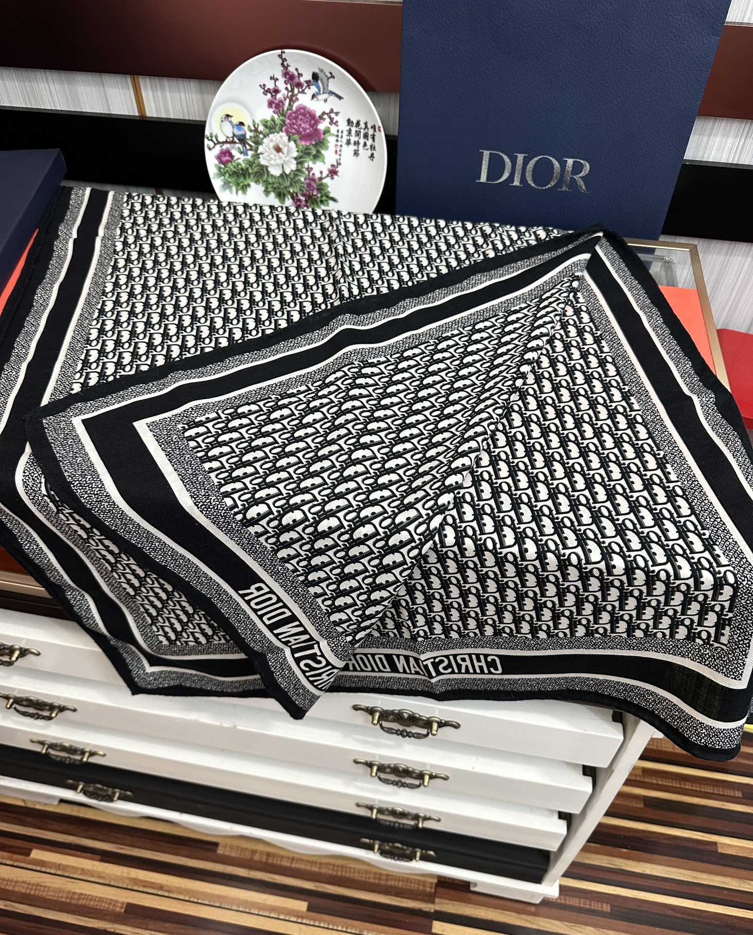 Dior 2051双面同色【D字母】太美了 下手一定要快 四季都可以用 真心美的让人非常非上身效果简直美翻了 品质非常完美 整个围巾给人气场的同时又非常 秀丽 绝对值得入手的新款 实物一拿到就会庆幸自己是女人的绝美好货 尺寸：65x185