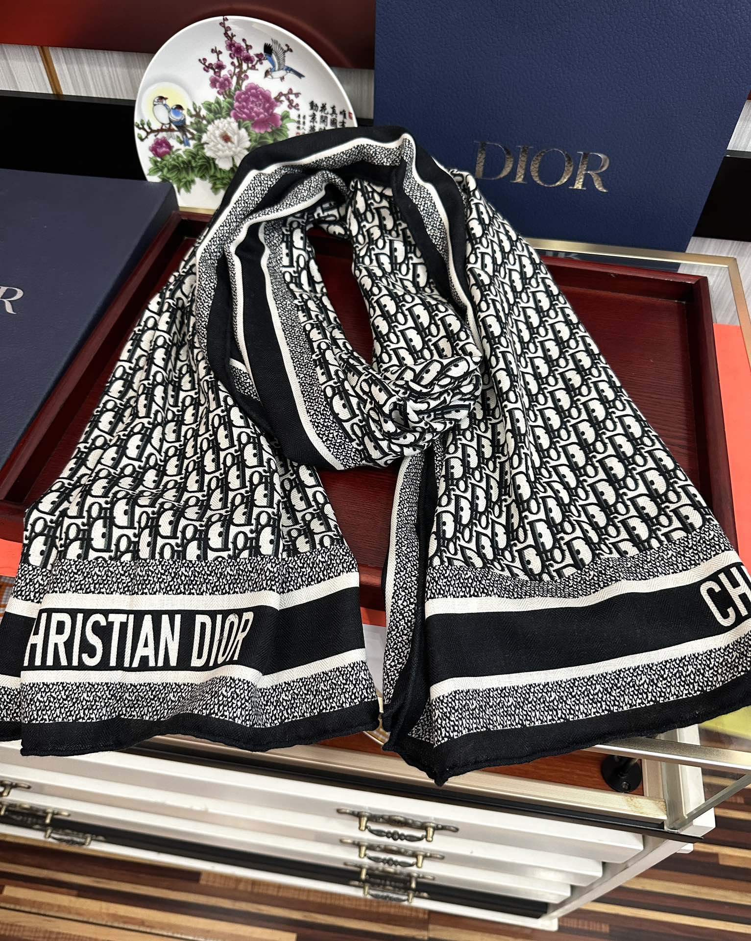 Dior 2051双面同色【D字母】太美了 下手一定要快 四季都可以用 真心美的让人非常非上身效果简直美翻了 品质非常完美 整个围巾给人气场的同时又非常 秀丽 绝对值得入手的新款 实物一拿到就会庆幸自己是女人的绝美好货 尺寸：65x185