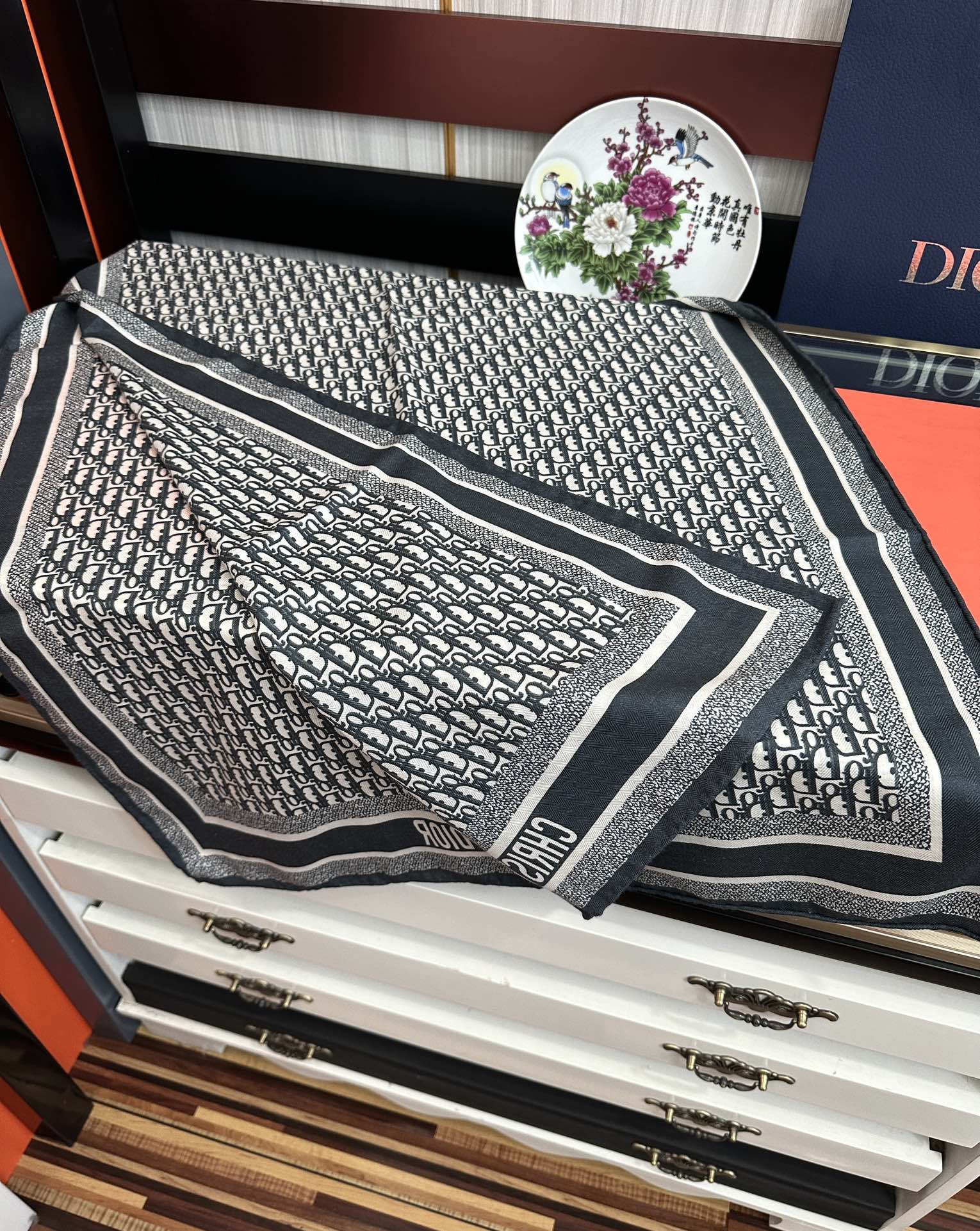 Dior 2051双面同色【D字母】太美了 下手一定要快 四季都可以用 真心美的让人非常非上身效果简直美翻了 品质非常完美 整个围巾给人气场的同时又非常 秀丽 绝对值得入手的新款 实物一拿到就会庆幸自己是女人的绝美好货 尺寸：65x185