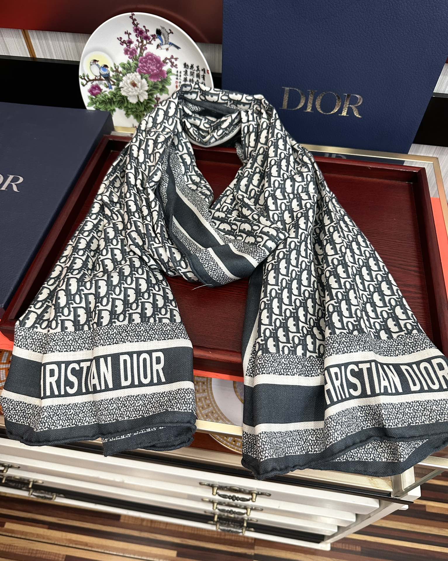 Dior 2051双面同色【D字母】太美了 下手一定要快 四季都可以用 真心美的让人非常非上身效果简直美翻了 品质非常完美 整个围巾给人气场的同时又非常 秀丽 绝对值得入手的新款 实物一拿到就会庆幸自己是女人的绝美好货 尺寸：65x185