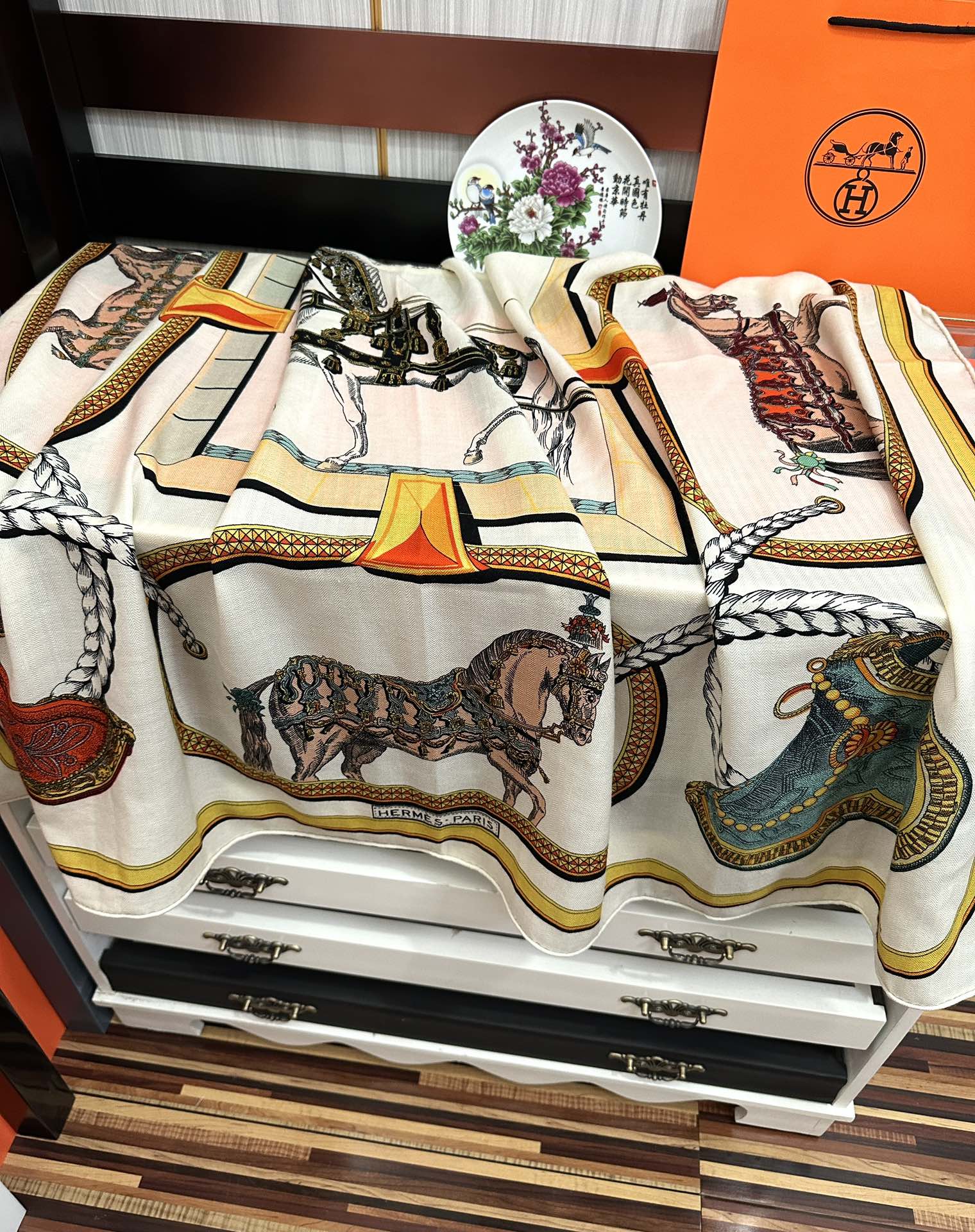 Hermès 爱马仕 2026【双面同色】ZG同步 H家买了都说 推荐 工艺超值 立体呈现图案纹路实物档次极高 特殊工艺高端研发惊艳问世 受到白富美的喜欢 无论是品质 款式 价格都令 控的她们尖叫 超高性价比 绝对值得入手 材质：30%真丝+70%山羊绒