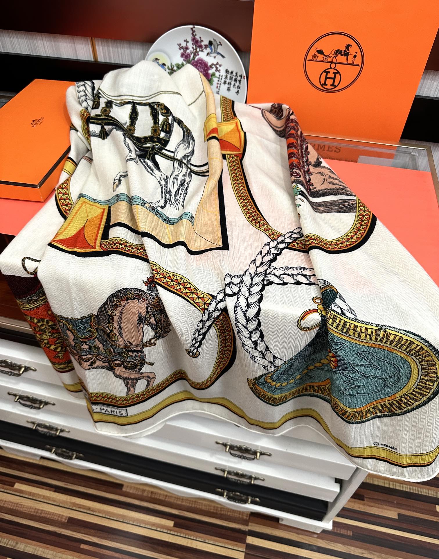 Hermès 爱马仕 2026【双面同色】ZG同步 H家买了都说 推荐 工艺超值 立体呈现图案纹路实物档次极高 特殊工艺高端研发惊艳问世 受到白富美的喜欢 无论是品质 款式 价格都令 控的她们尖叫 超高性价比 绝对值得入手 材质：30%真丝+70%山羊绒