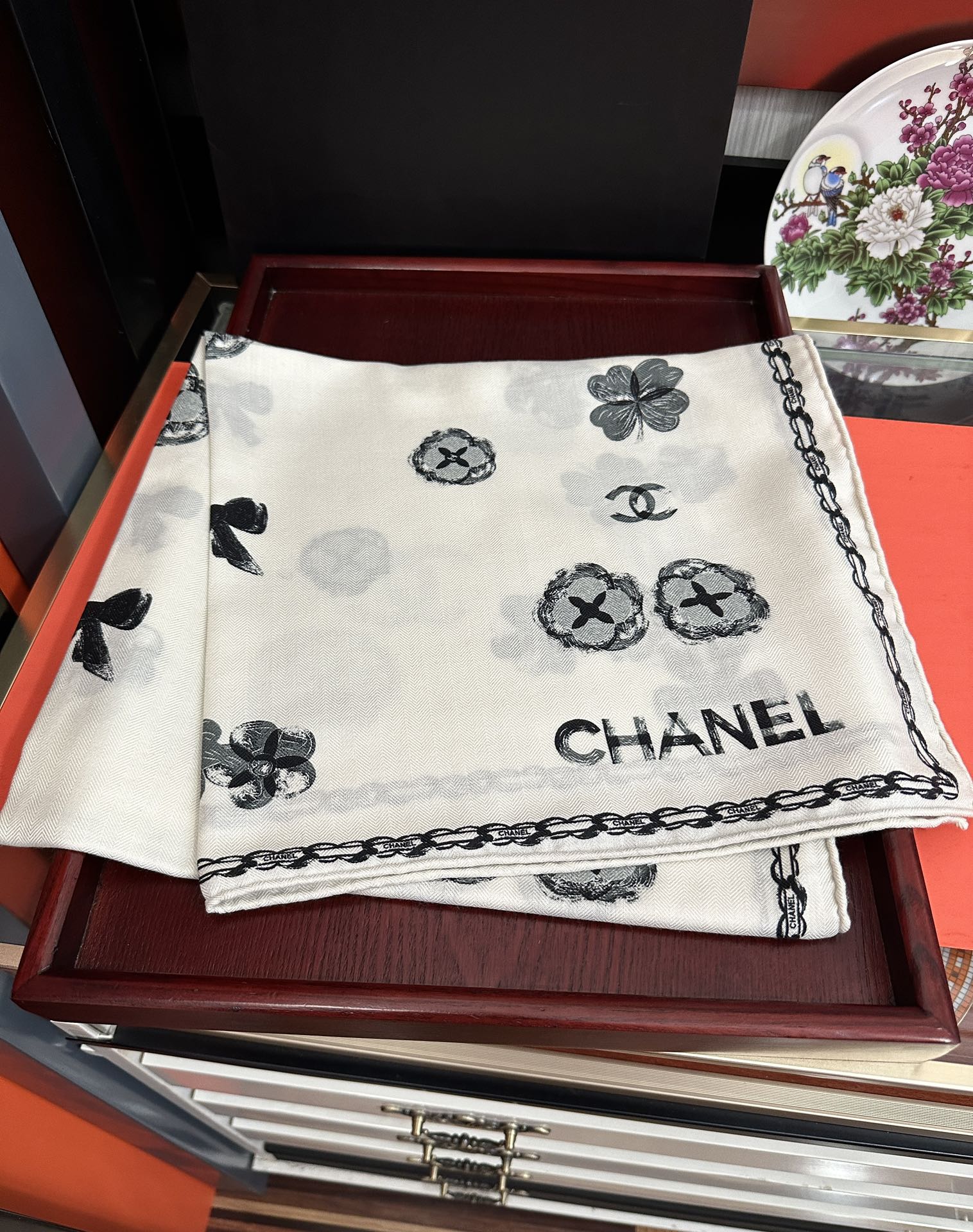 Chanel 双面同色太美了 下手一定要快 四季都可以用 真心美的让人非常非上身效果简直美翻了 品质非常完美 整个围巾给人气场的同时又非常 秀丽 绝对值得入手的新款 实物一拿到就会庆幸自己是女人的绝美好货 尺寸：65x185