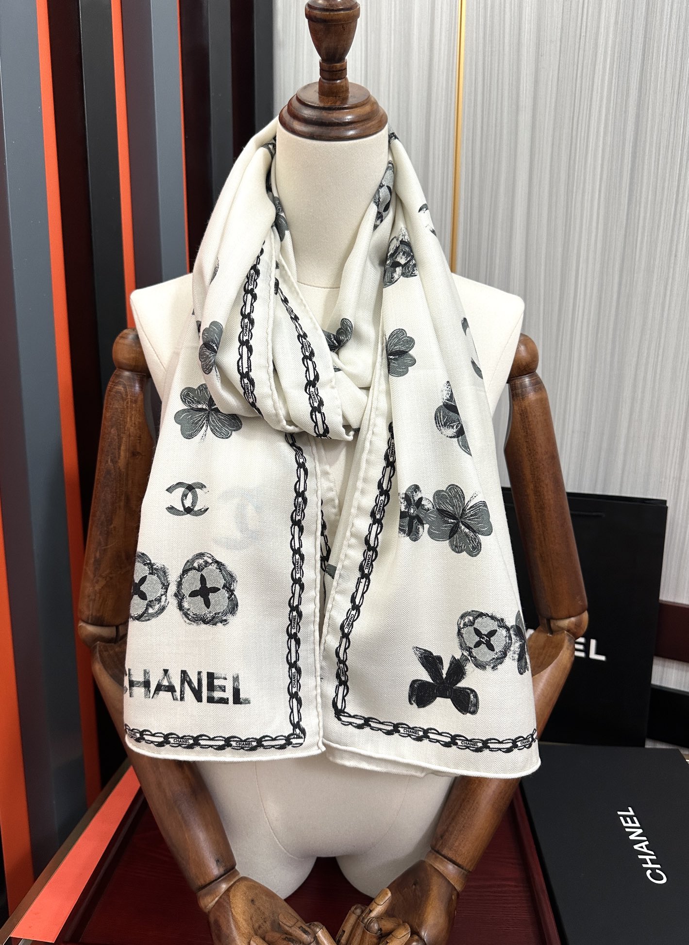 Chanel 双面同色太美了 下手一定要快 四季都可以用 真心美的让人非常非上身效果简直美翻了 品质非常完美 整个围巾给人气场的同时又非常 秀丽 绝对值得入手的新款 实物一拿到就会庆幸自己是女人的绝美好货 尺寸：65x185