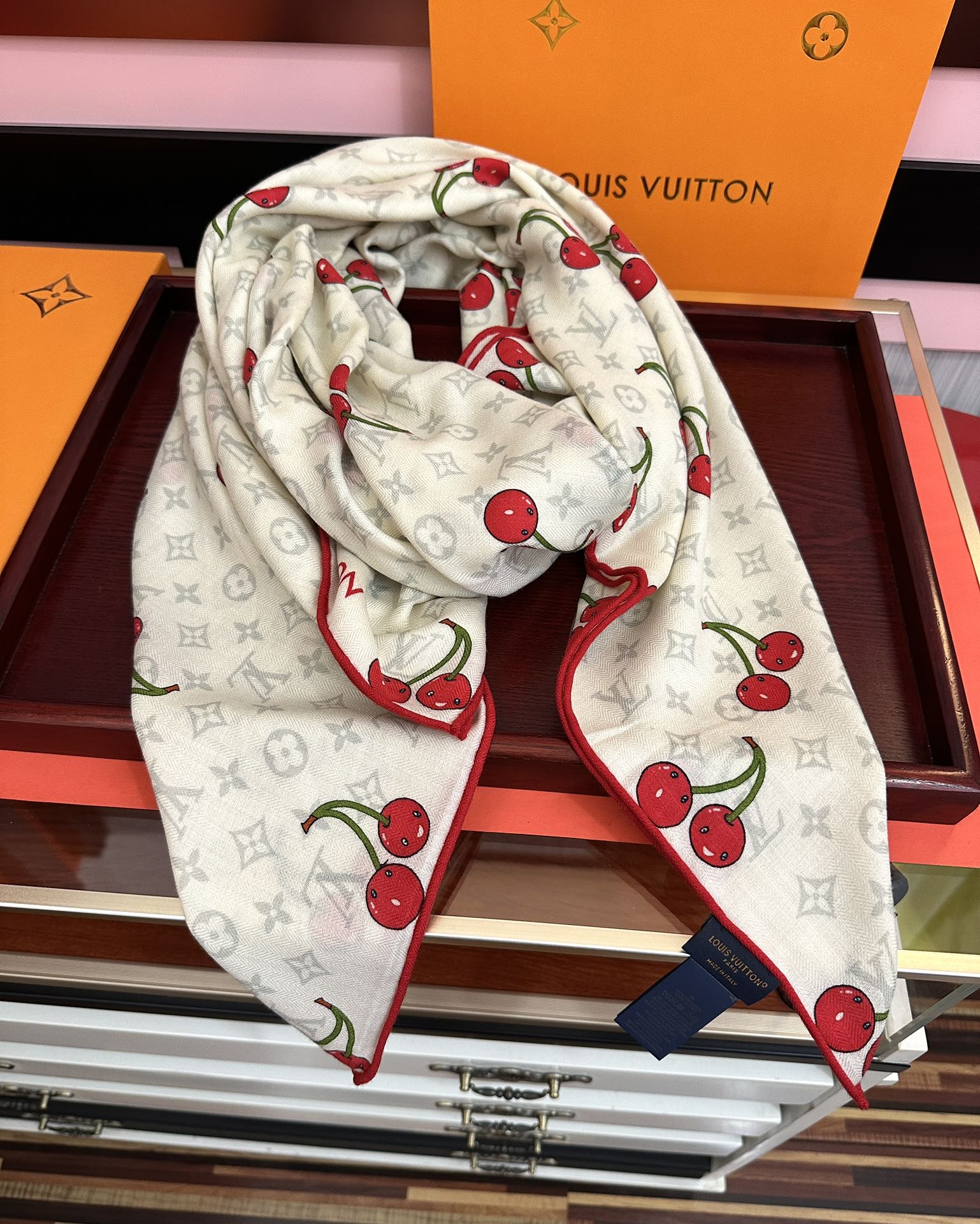 Louis Vuitton LV 2026双面同色樱桃 优雅 ~气质到骨子里 新一季的面料超高级