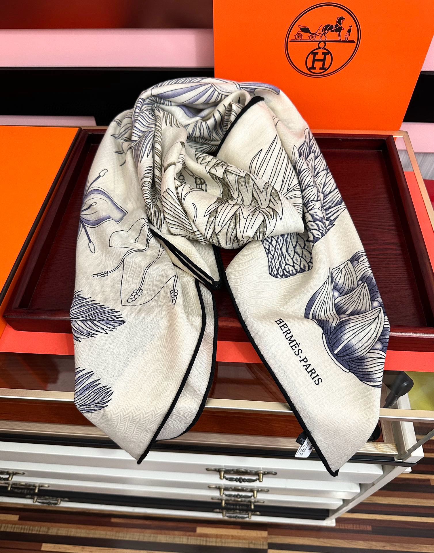 Hermès 2051爱马仕 ZG同步菠萝 大家 尺寸:140X140、材质：30%真丝+70丝绒，2⃣ 色