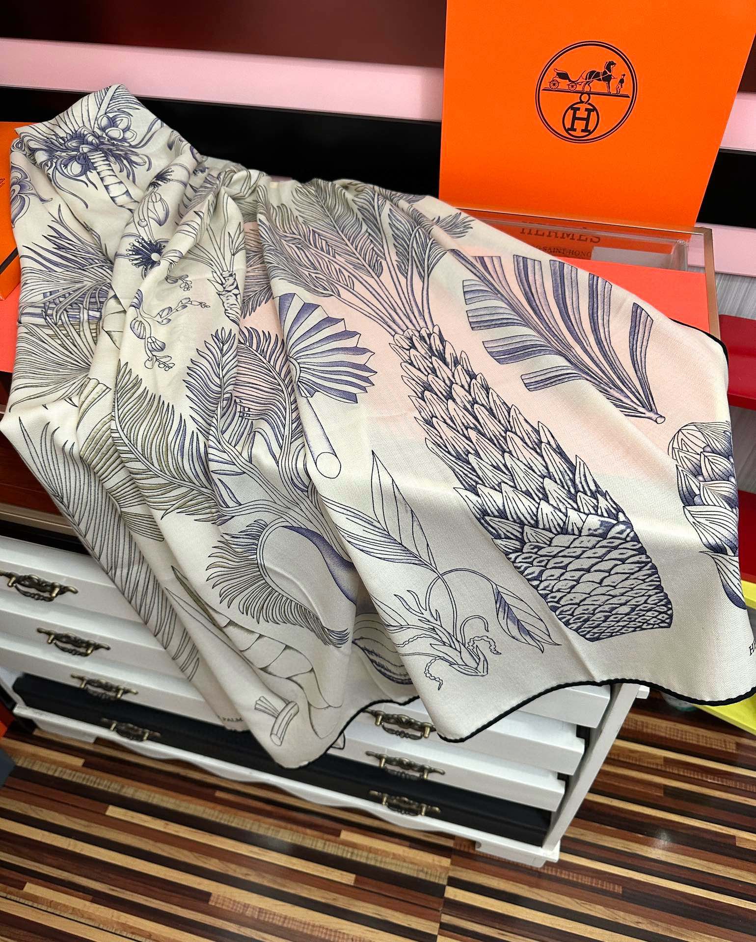 Hermès 2051爱马仕 ZG同步菠萝 大家 尺寸:140X140、材质：30%真丝+70丝绒，2⃣ 色