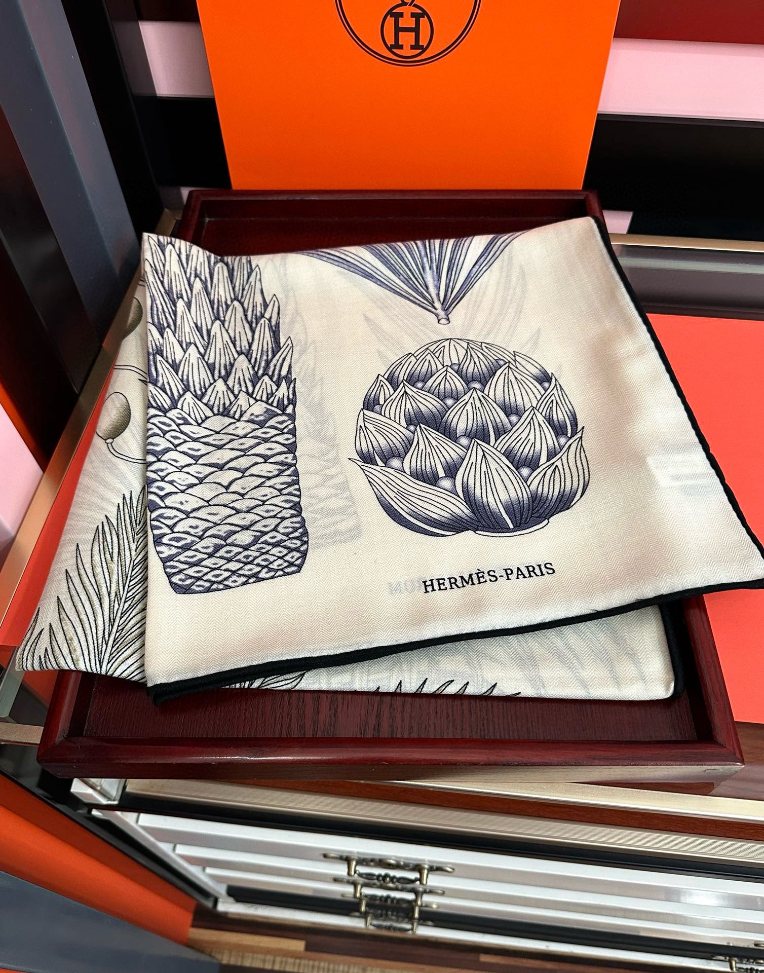 Hermès 2051爱马仕 ZG同步菠萝 大家 尺寸:140X140、材质：30%真丝+70丝绒，2⃣ 色