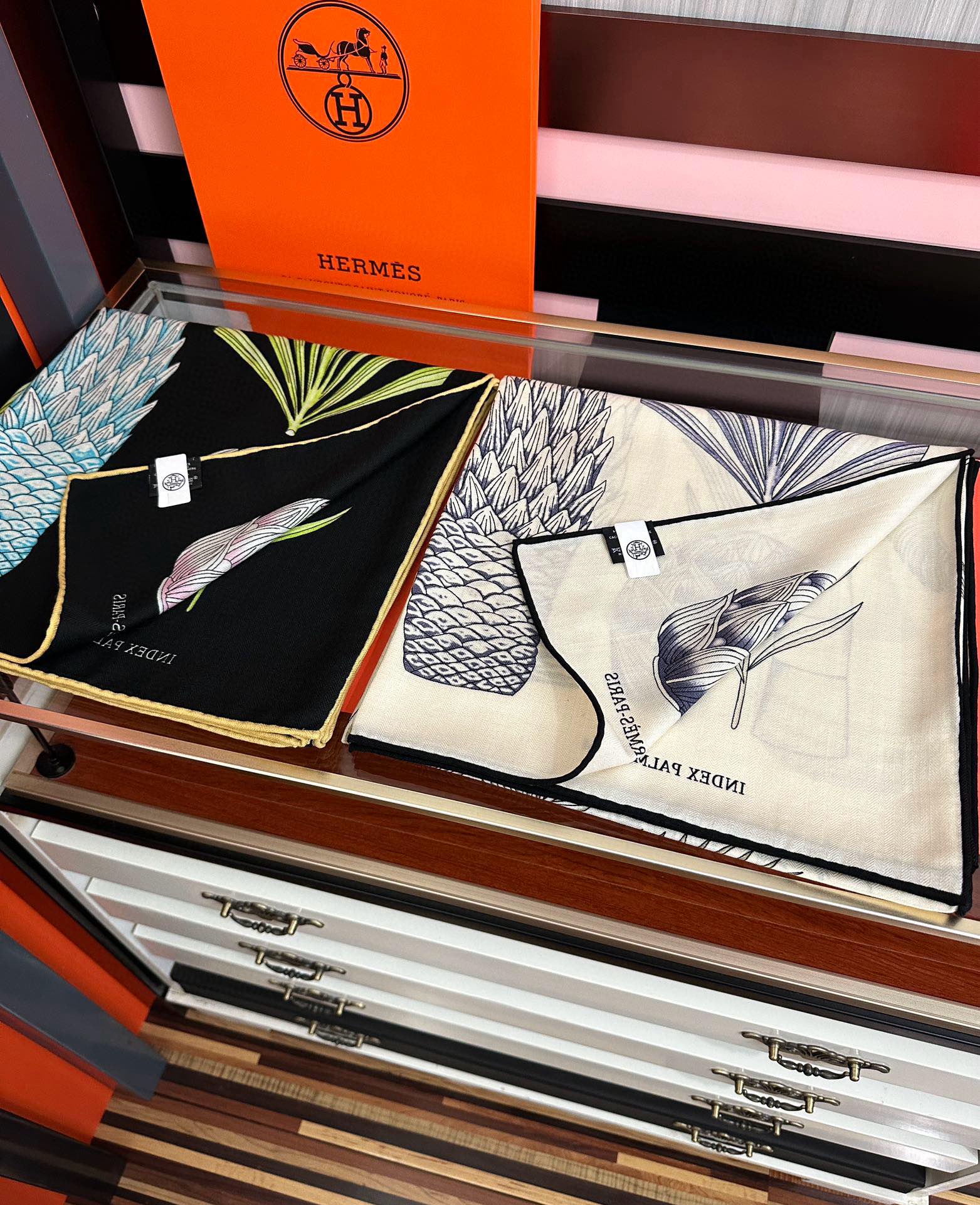 Hermès 2051爱马仕 ZG同步菠萝 大家 尺寸:140X140、材质：30%真丝+70丝绒，2⃣ 色