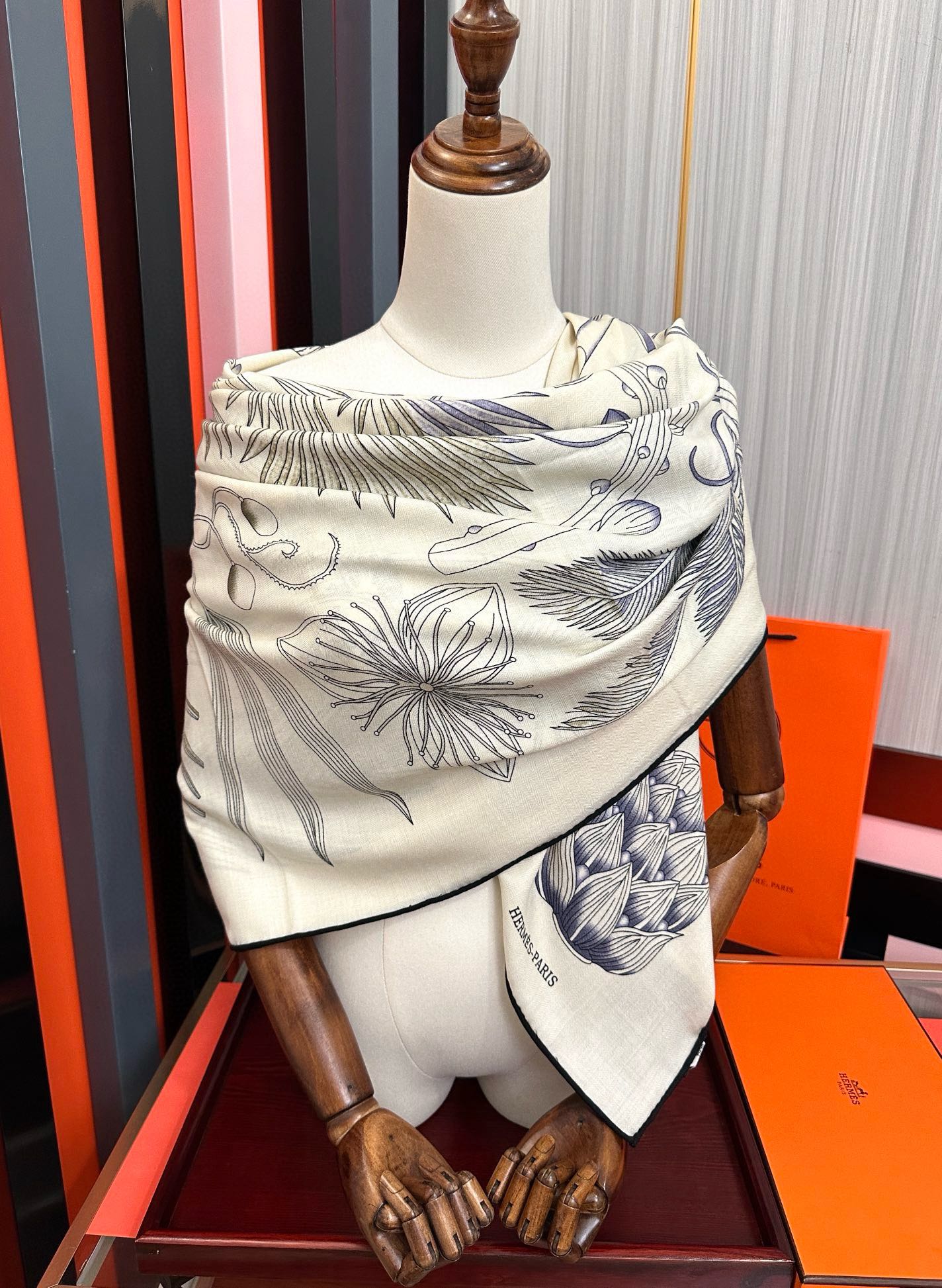 Hermès 2051爱马仕 ZG同步菠萝 大家 尺寸:140X140、材质：30%真丝+70丝绒，2⃣ 色