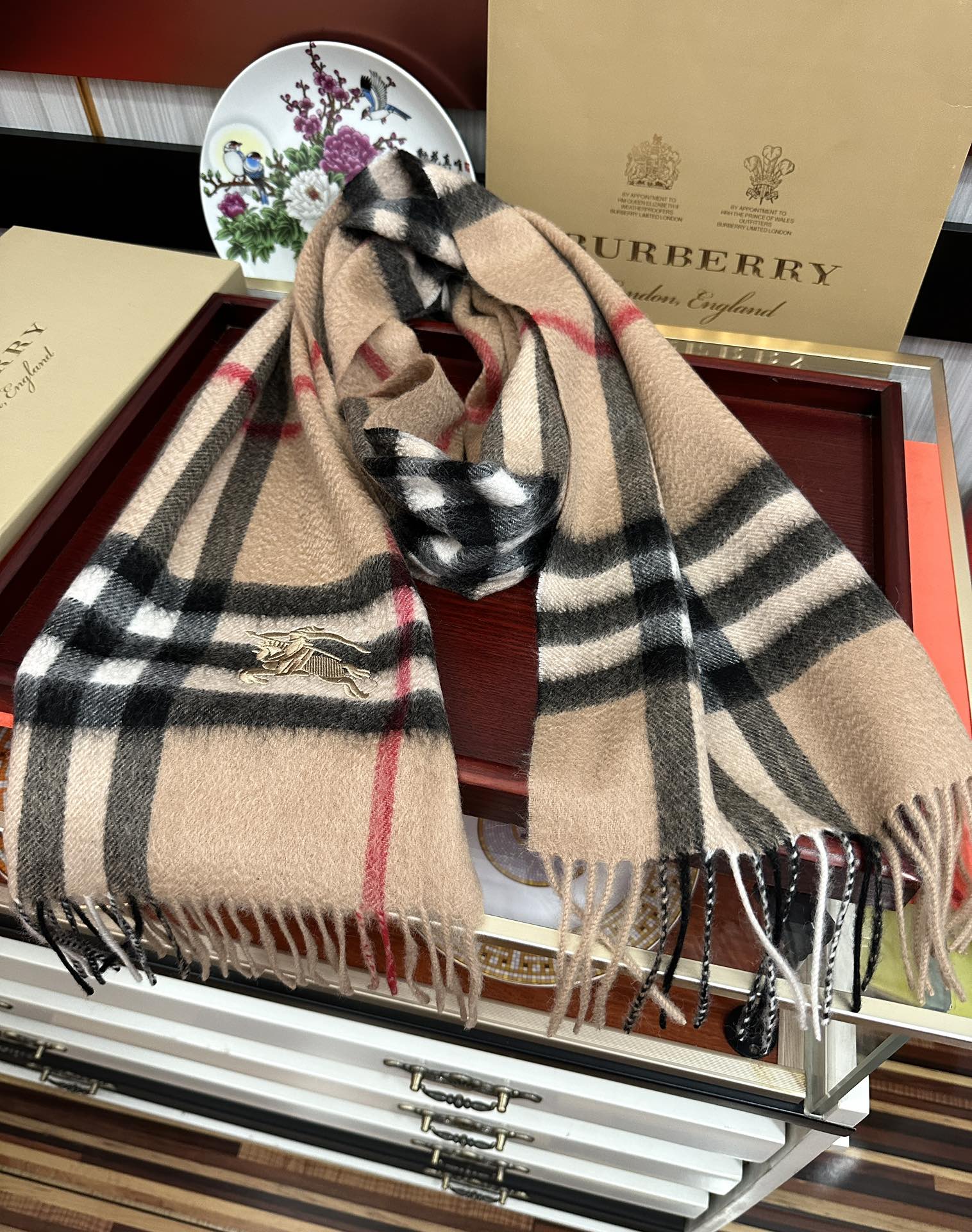 Burberry 125%羊绒 巴宝莉2026 最 【采用内蒙古山羊绒】 围巾‼ 太美了 让人耳目一新的感觉 手感柔软舒适