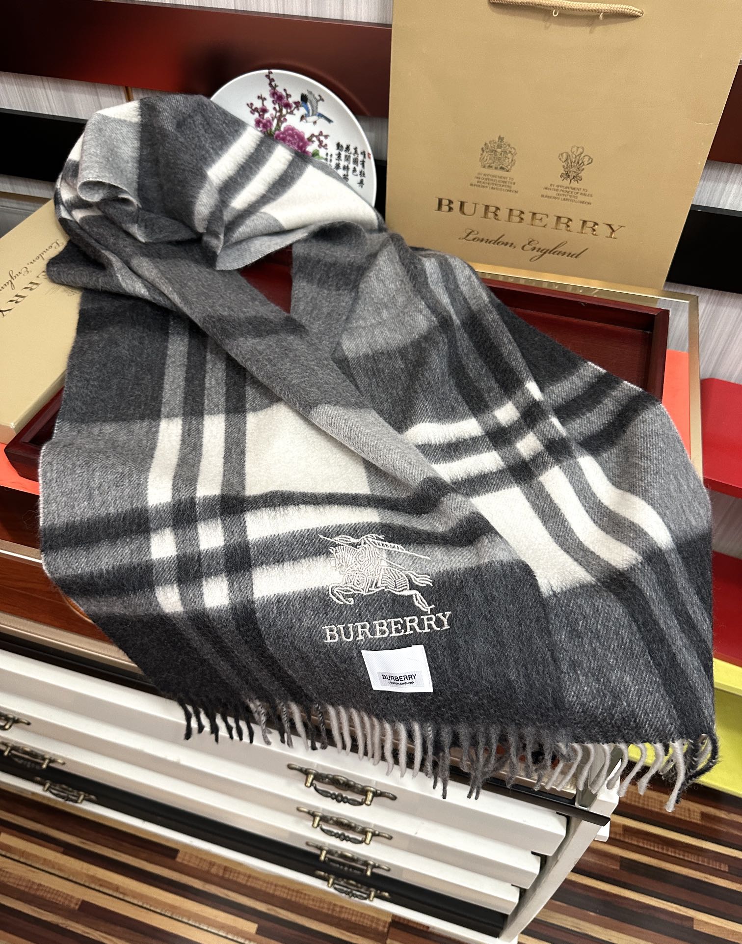 Burberry 125%羊绒 巴宝莉2026 最 【采用内蒙古山羊绒】 围巾‼ 太美了 让人耳目一新的感觉 手感柔软舒适