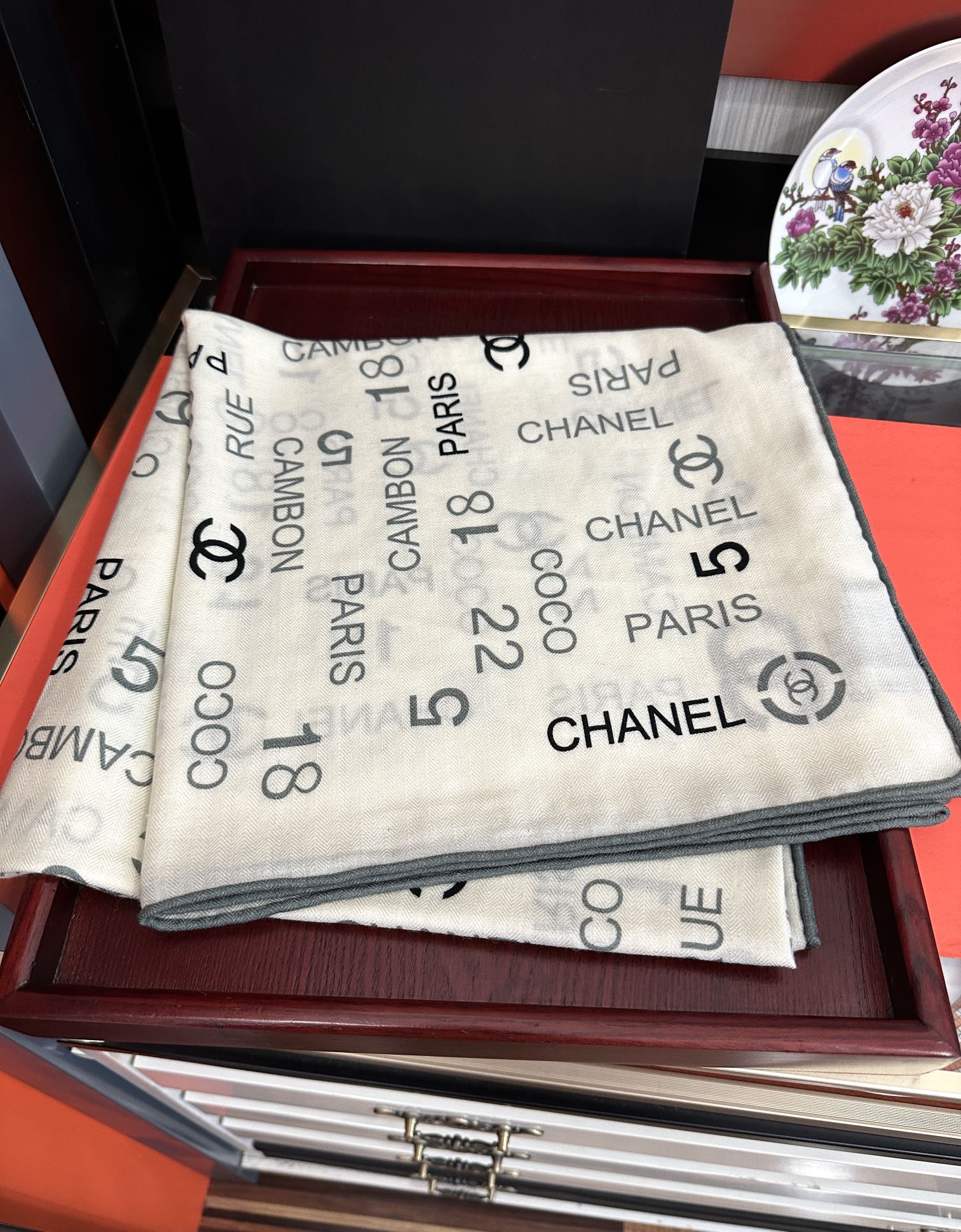Chanel 香奈儿 2026【双面同色字母印花】太美了 茶花帽子 真心 柔软