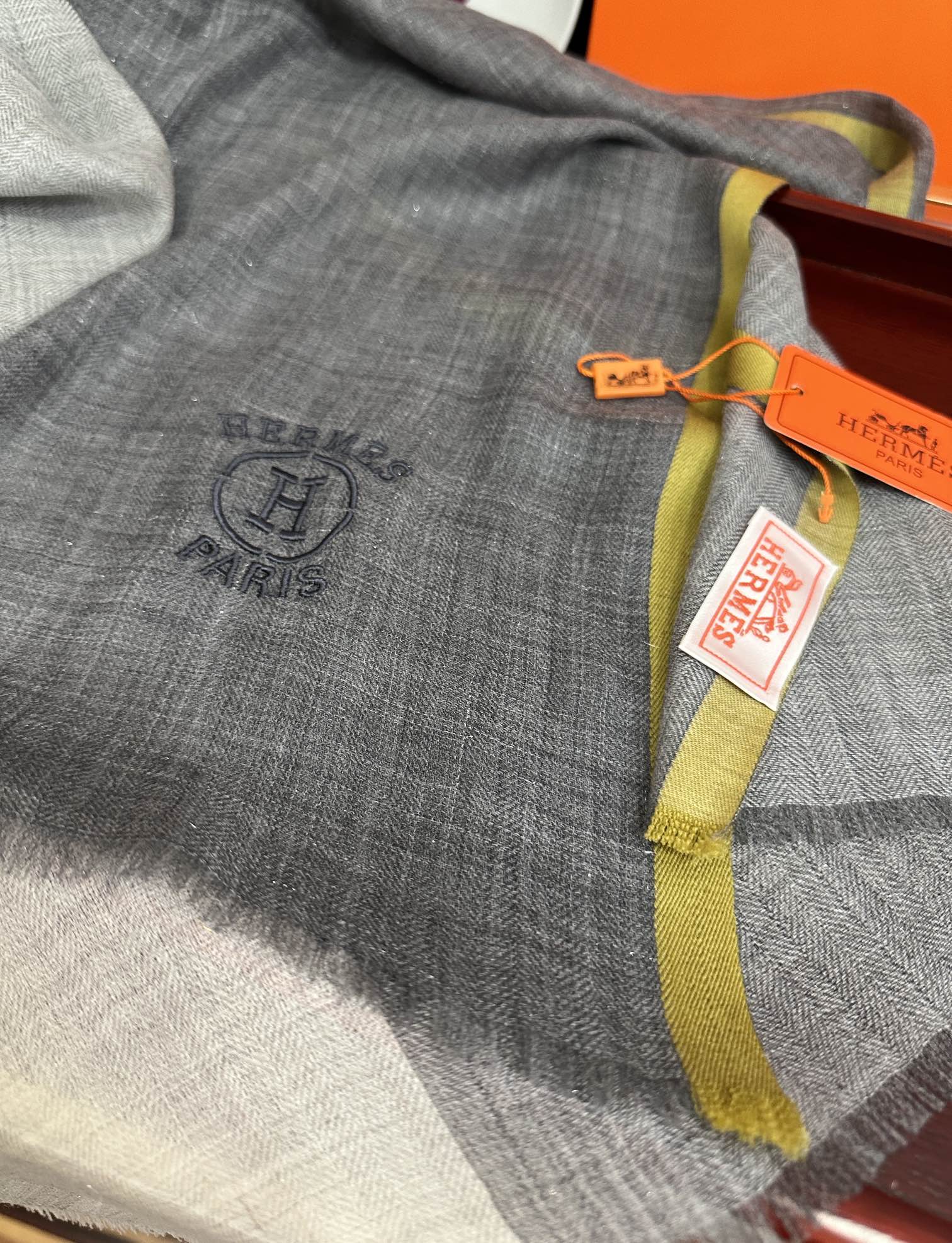 Hermès 爱马士 版到货 搭配调色纱染再色织 这款经历漫长等待耗时3个月之久才完成面料 身份和气质的象征 尺特别人工抽穗散须