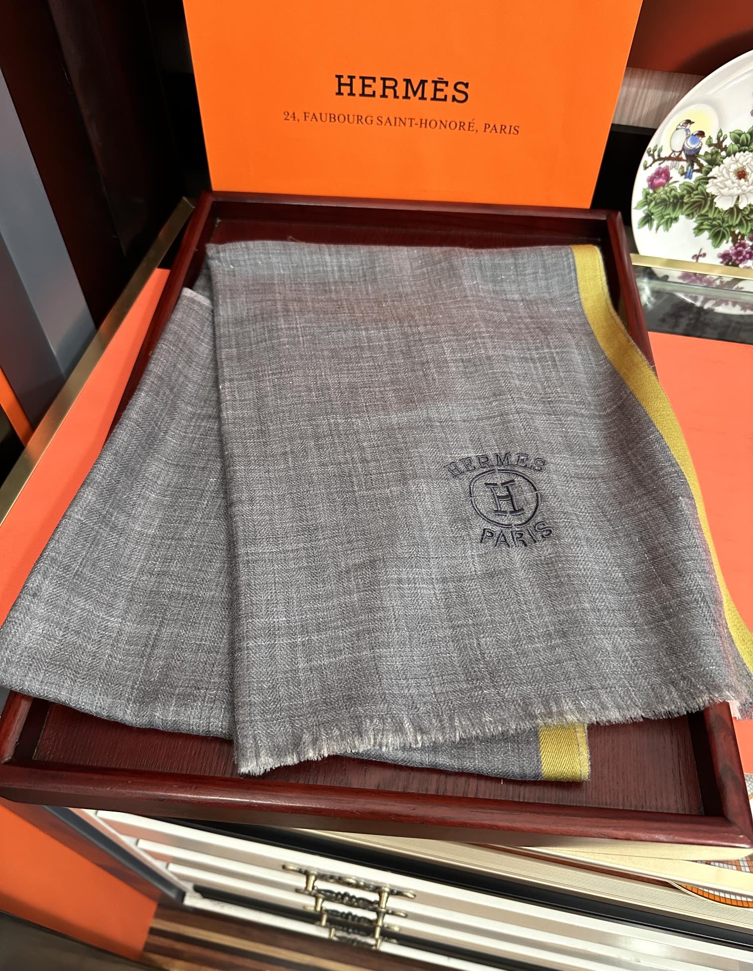 Hermès 爱马士 版到货 搭配调色纱染再色织 这款经历漫长等待耗时3个月之久才完成面料 身份和气质的象征 尺特别人工抽穗散须