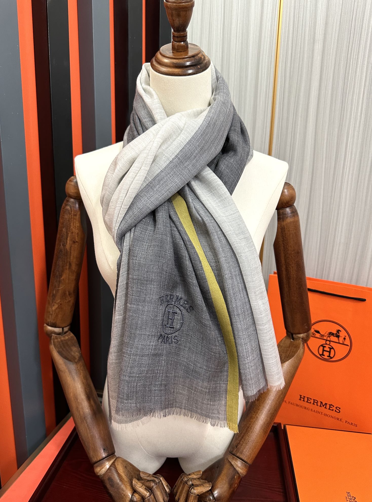 Hermès 爱马士 版到货 搭配调色纱染再色织 这款经历漫长等待耗时3个月之久才完成面料 身份和气质的象征 尺特别人工抽穗散须