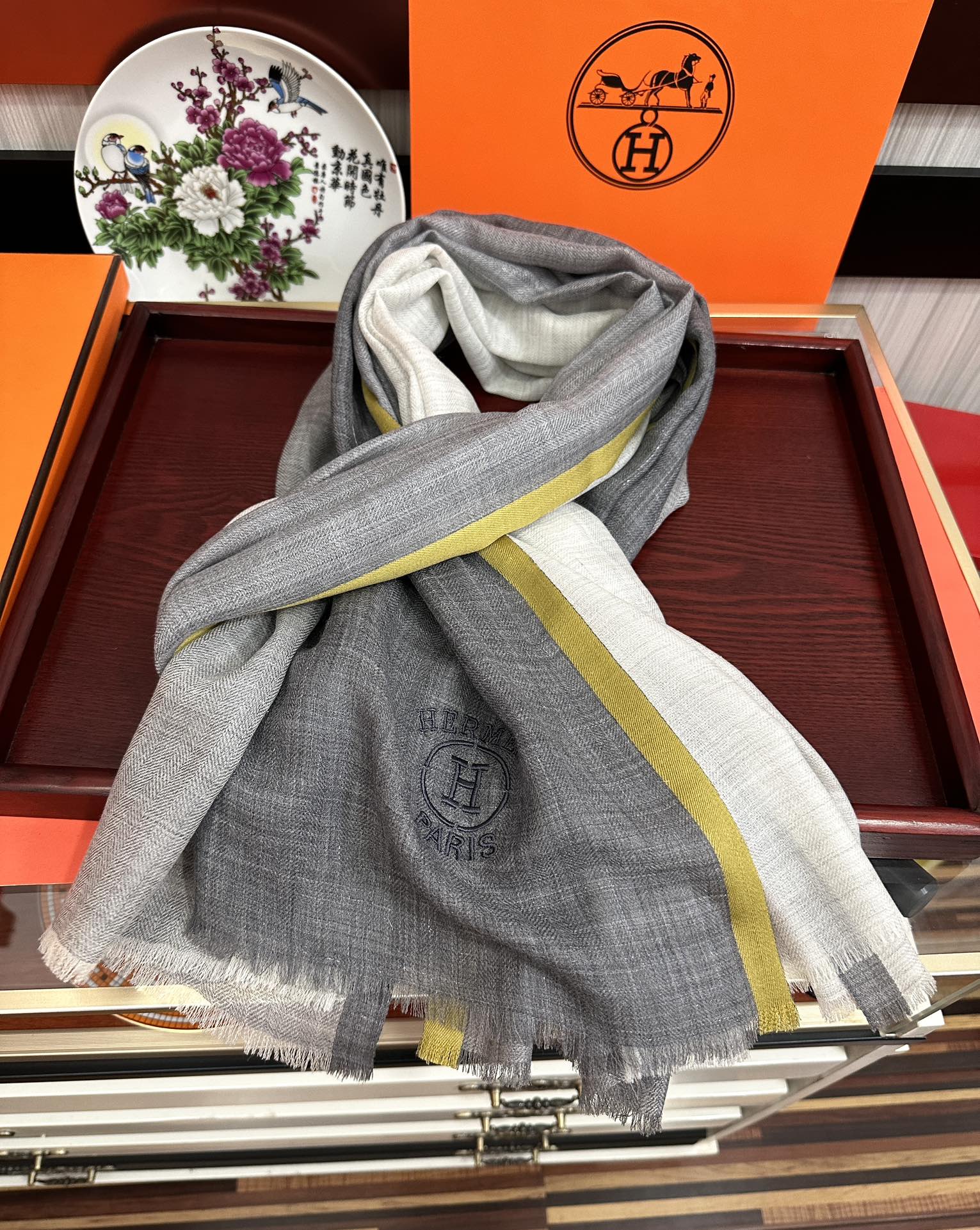 Hermès 爱马士 版到货 搭配调色纱染再色织 这款经历漫长等待耗时3个月之久才完成面料 身份和气质的象征 尺特别人工抽穗散须